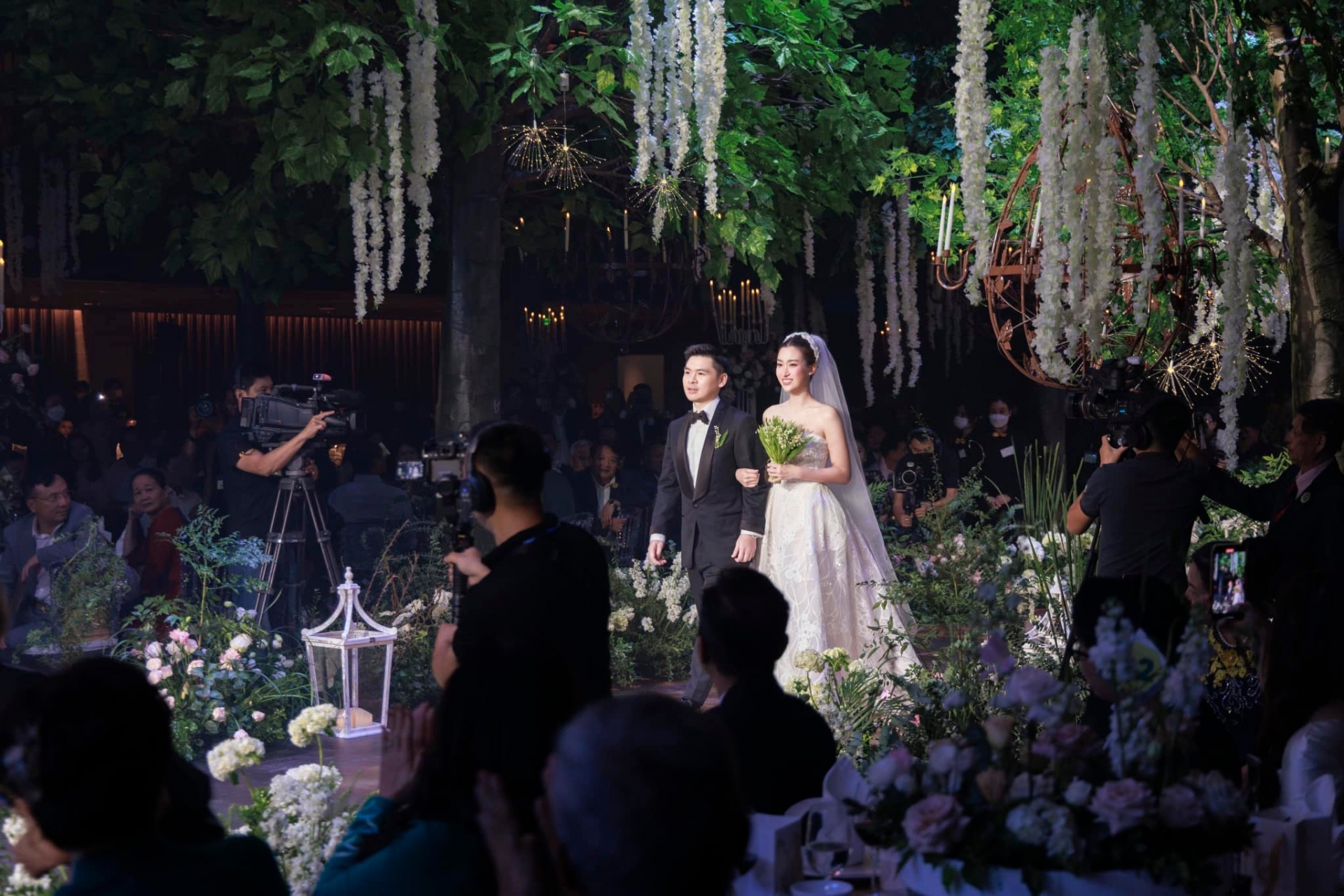 Quang cảnh được dân mạng ví như câu chuyện cổ tích khi ngập tràn trong sắc hoa...