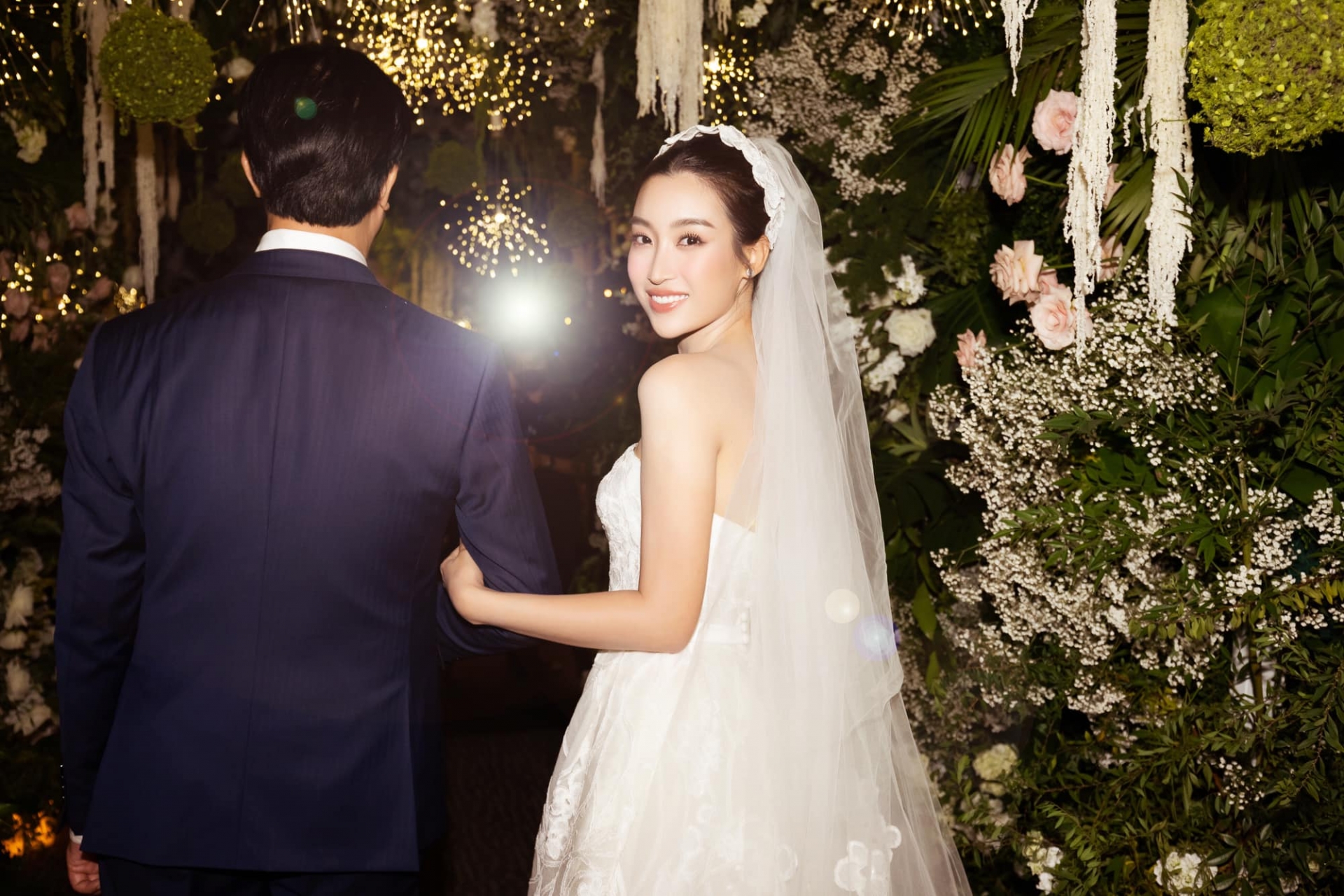 Đỗ Mỹ Linh hạnh phúc cùng chồng bước lên lễ đường