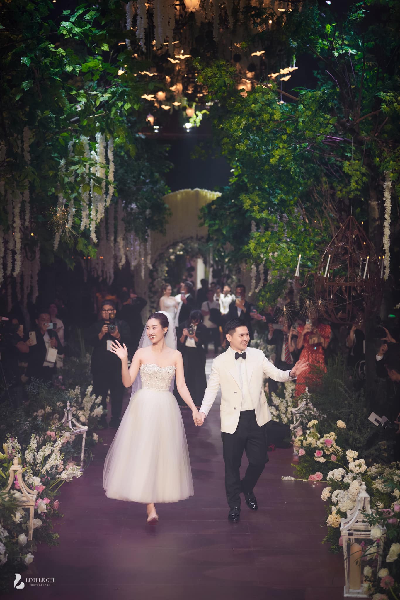 Chùm ảnh: Lễ cưới đẹp như cổ tích của Đỗ Mỹ Linh, CDM rần rần vì chú rể quá 'mặn' - Ảnh 1