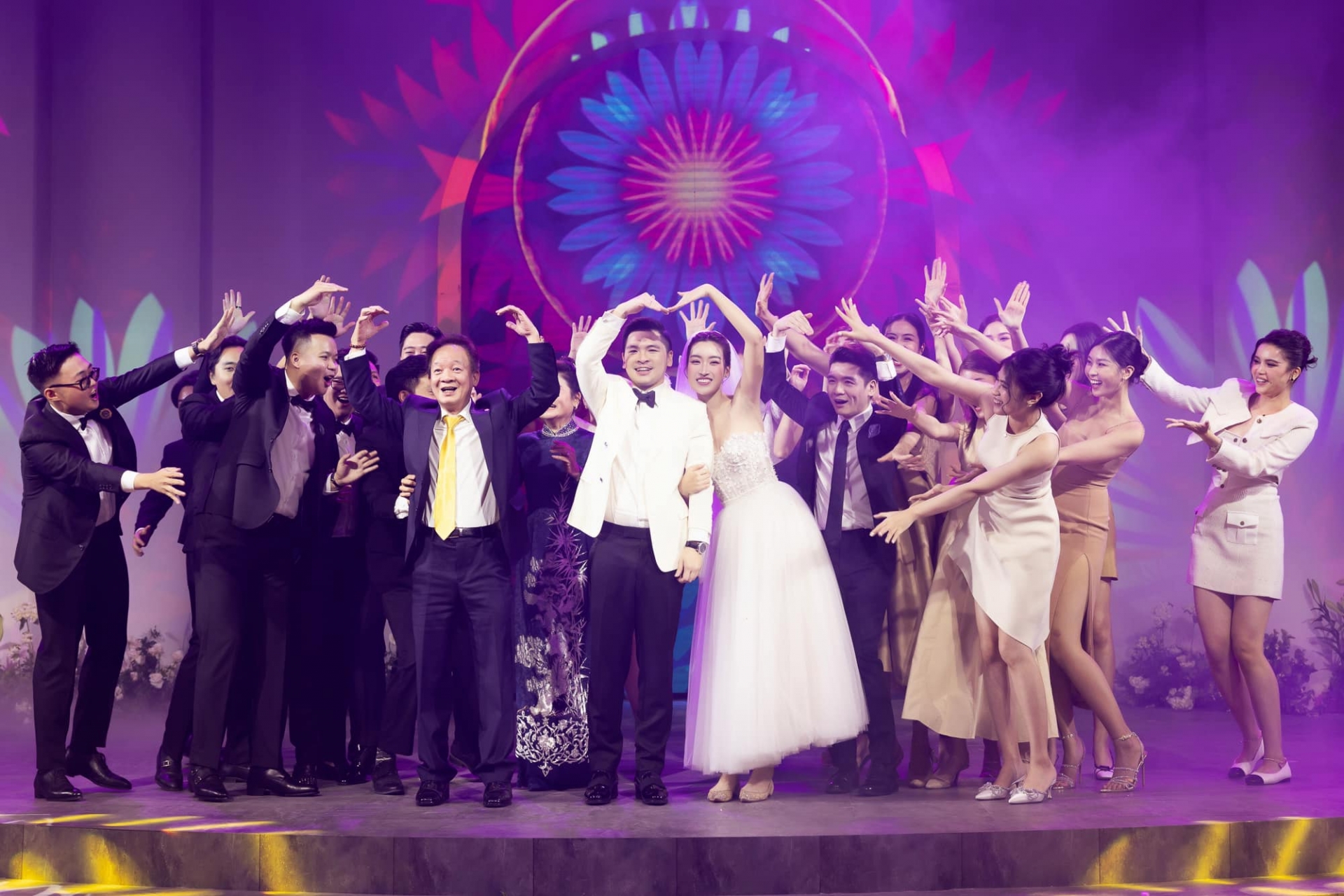 Bầu Hiển không ngần ngại chạy lên sân khấu, lắc lư điệu nhảy cùng hội bạn thân cô dâu chú rể. Đây được xem là khoảnh khắc hạnh phúc nhất