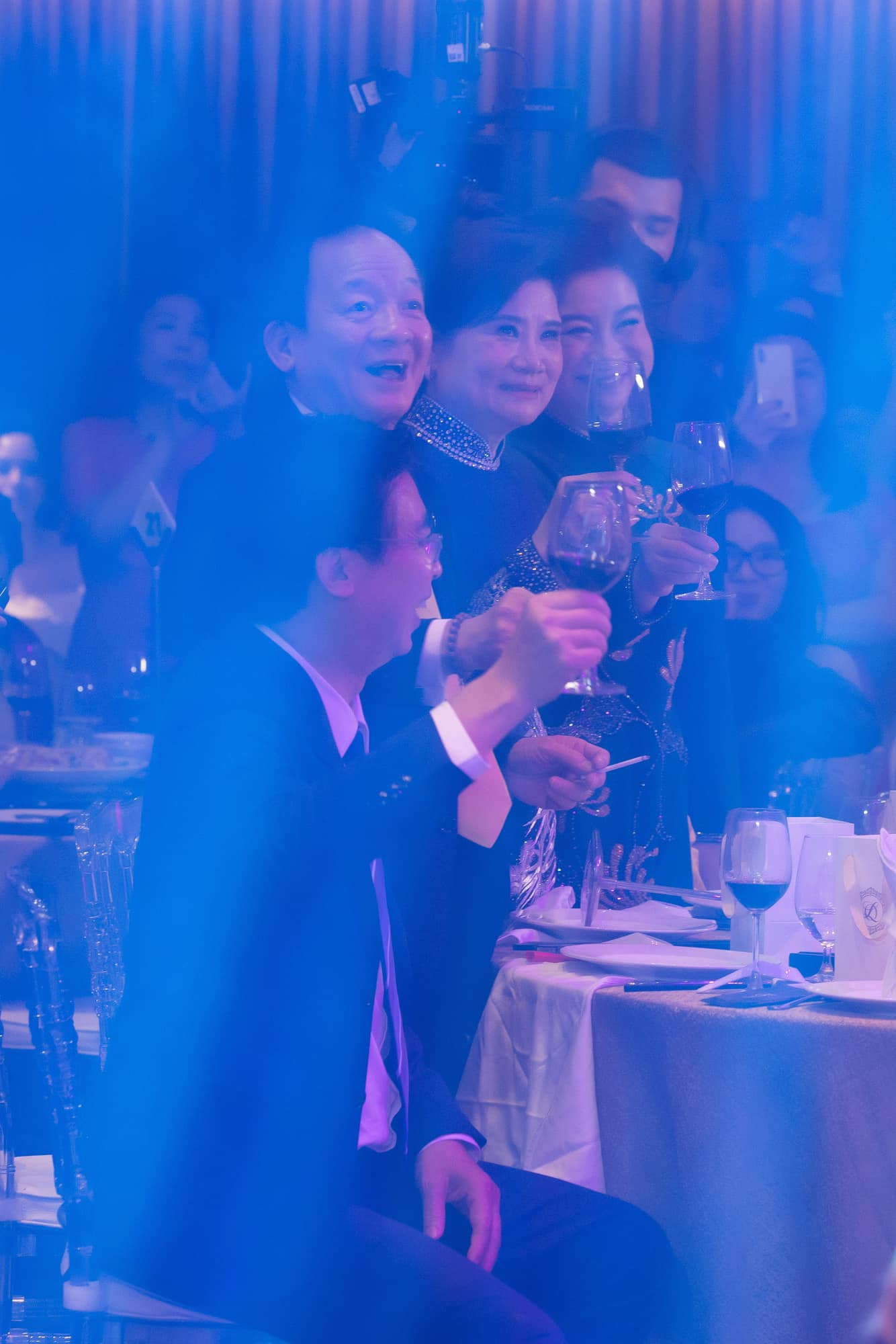 Quan viên hai họ vui mừng khi cặp đôi được về chung một nhà