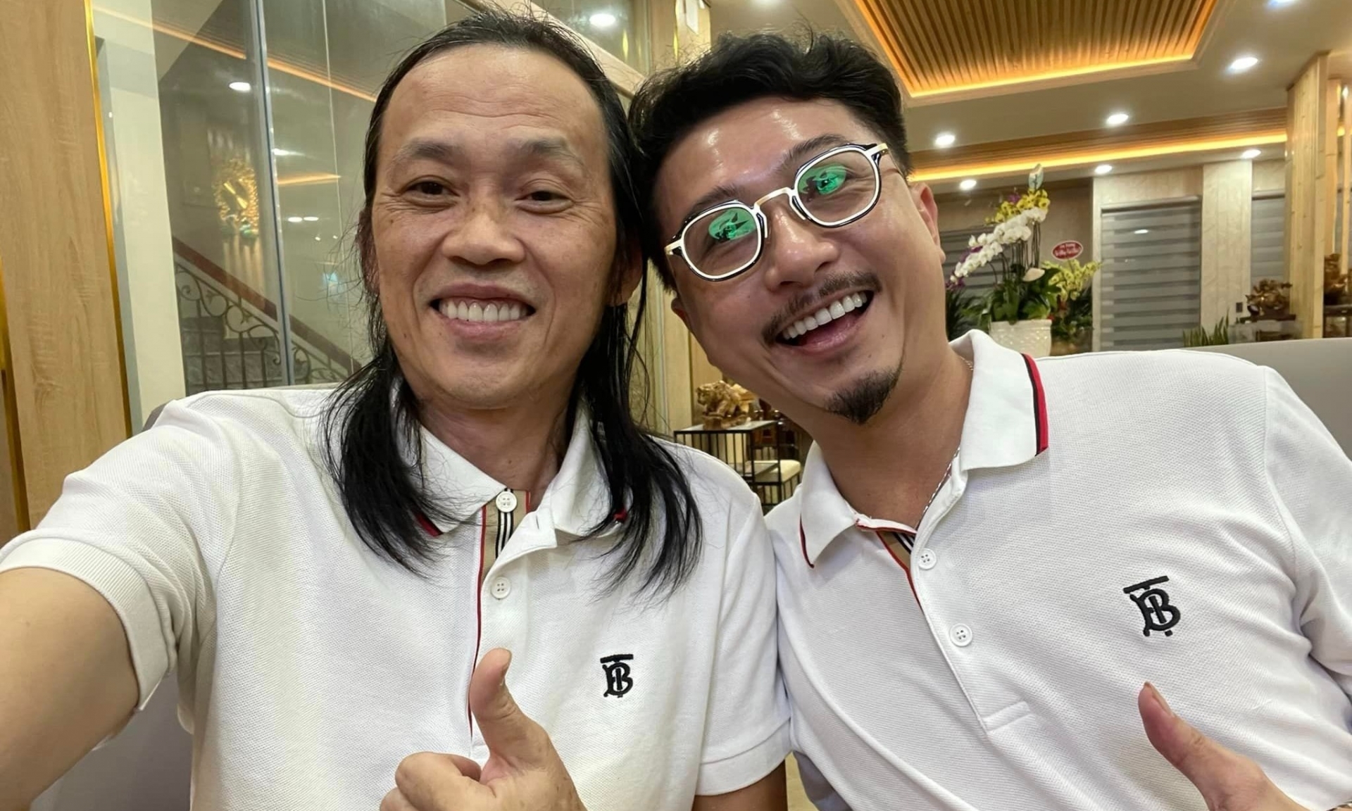 Hoài Linh để lộ dấu hiệu tuổi tác khiến ai nấy xót xa khi chụp chung ảnh với Hứa Minh Đạt