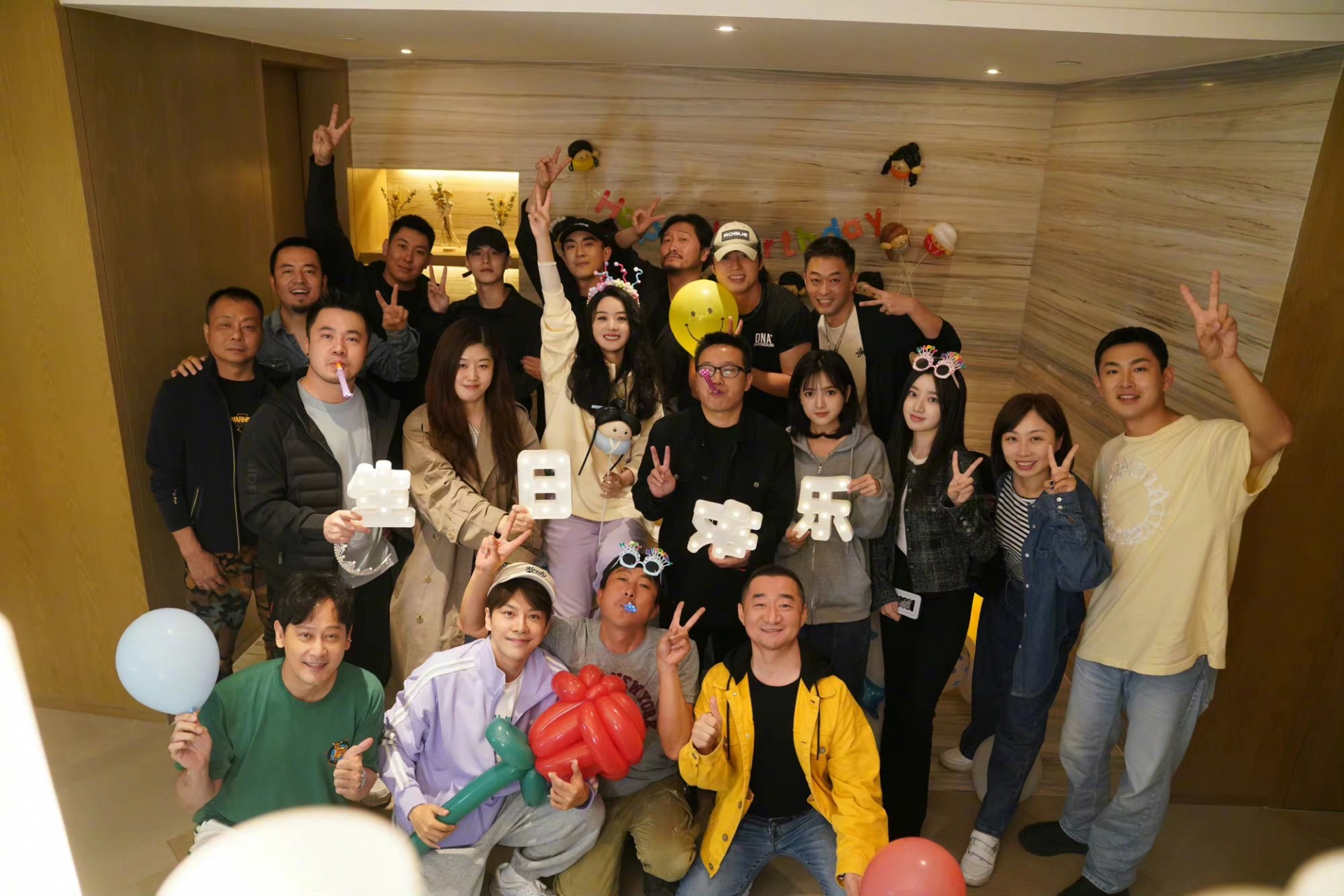 Triệu Lệ Dĩnh mừng tuổi 35 cùng đoàn phim mới là Dữ Phương Hành