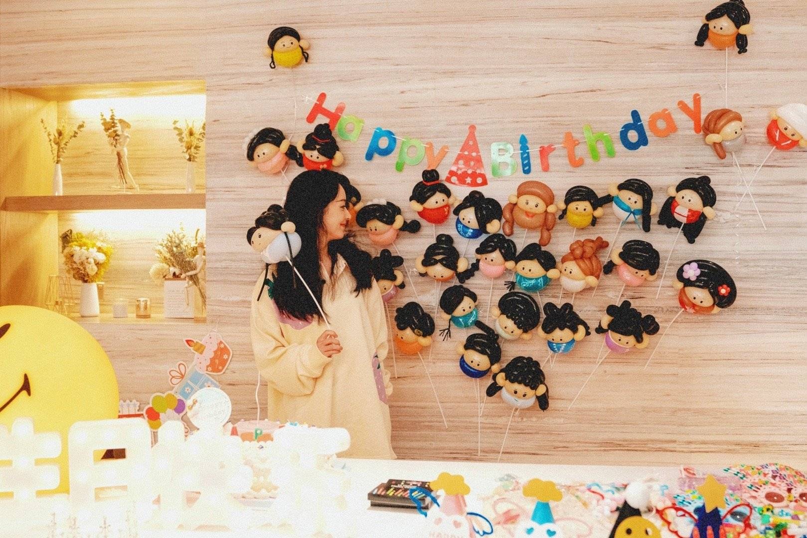 Gương mặt Triệu Lệ Dĩnh không giấu được hạnh phúc