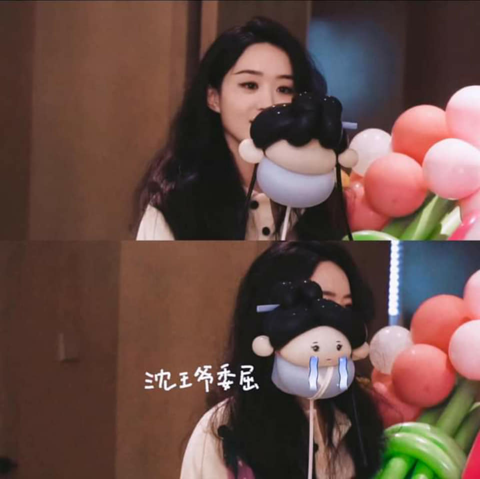 Triệu Lệ Dĩnh tung loạt ảnh 'sống ảo' cùng đoàn phim, dân tình soi ra biểu cảm 'lạ lắm' - Ảnh 1