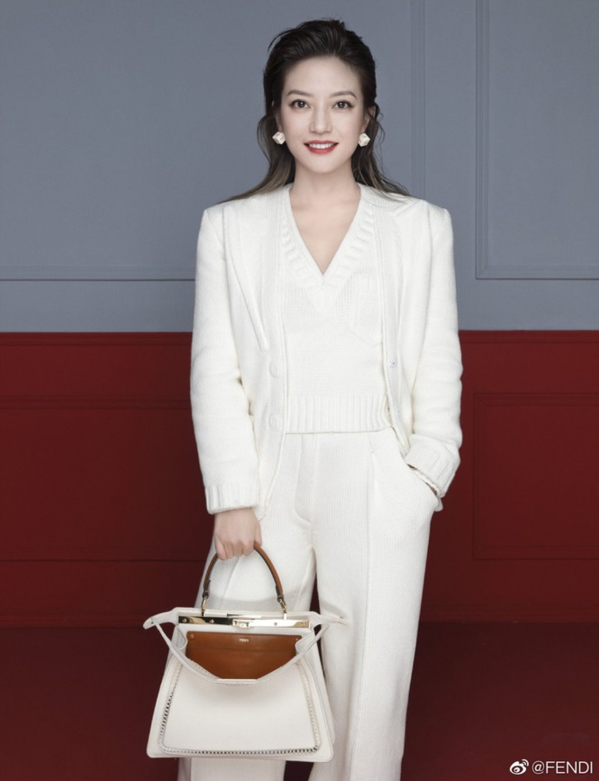 Instagram của Triệu Vy hoạt động trở lại, theo dõi nhiều nghệ sĩ nước ngoài