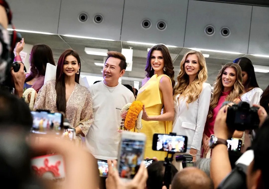 Top 10 Miss Grand International 2022 cùng chủ tịch Nawat đã có mặt tại Thái Lan