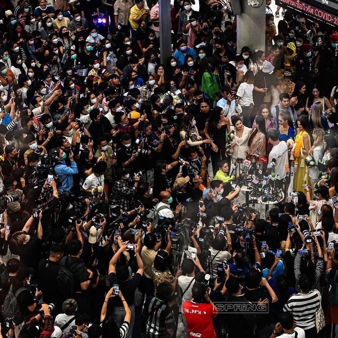 Hàng nghìn người nối đuôi nhau đứng chờ đón thần tượng