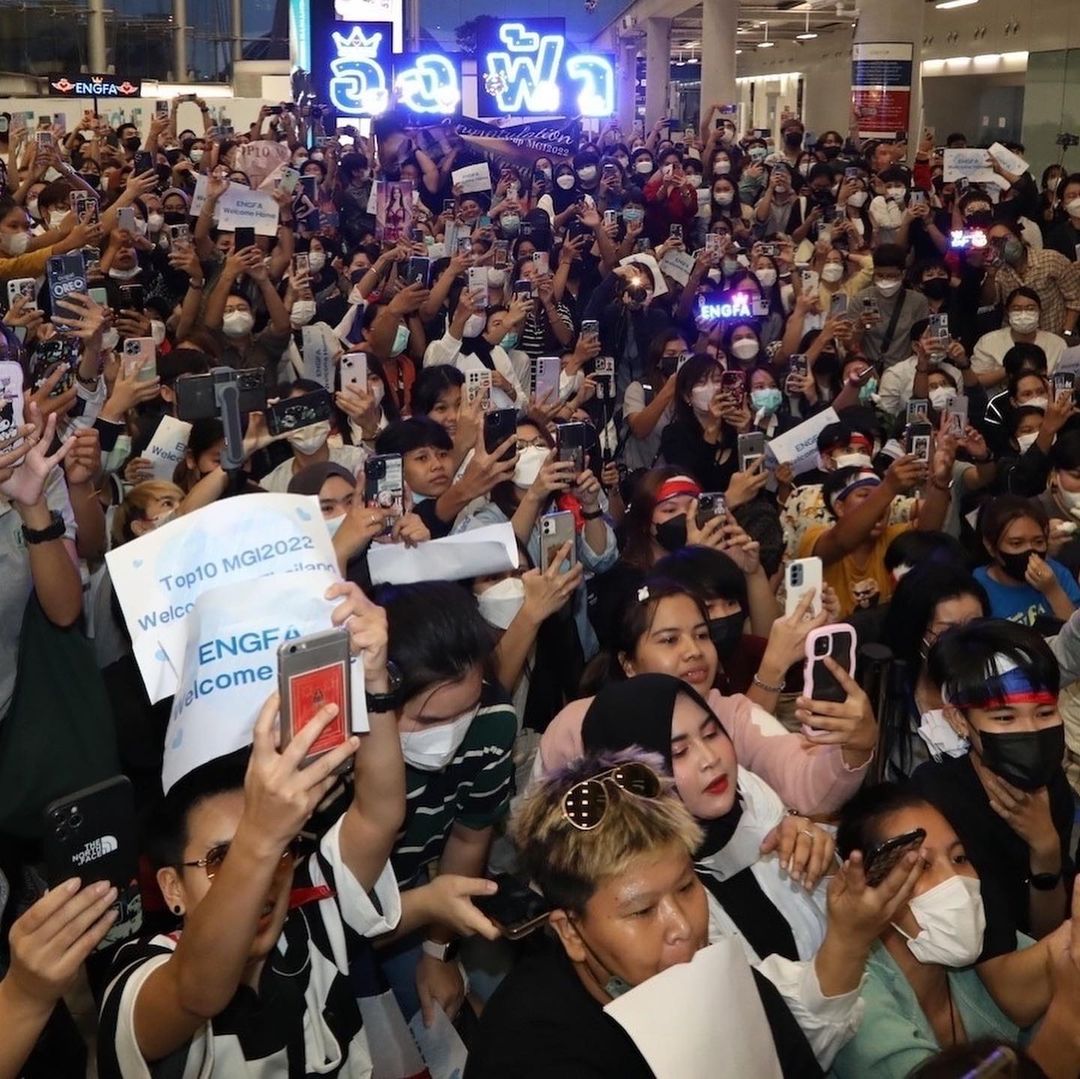 Trở về nước giữa làn sóng tẩy chay, ông Nawat được fan đón đông như kiến cỏ