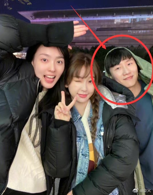 Dương Dật Phi là nam diễn viên đã hợp tác cùng Ngu Thư Hân trong bộ phim 'Bạn trai vi diệu của tôi 2' và 'Tiên kiếm kỳ hiệp 6'. Fan của Ngu Thư Hân thậm chí còn đã trực tiếp hỏi Dương Dật Phi và nam diễn viên cũng trả lời rằng hai người đã đi ăn cùng nhau, chỉ đơn giản là bạn bè tụ tập. Trước đó, khi đoạn clip Ngu Thư Hân đi ăn cùng một người đàn ông được đưa ra, nhiều người lại cho rằng đó chính là Vương Hạc Đệ, thậm chí còn soi ra rất nhiều chi tiết để chứng tỏ điều này.