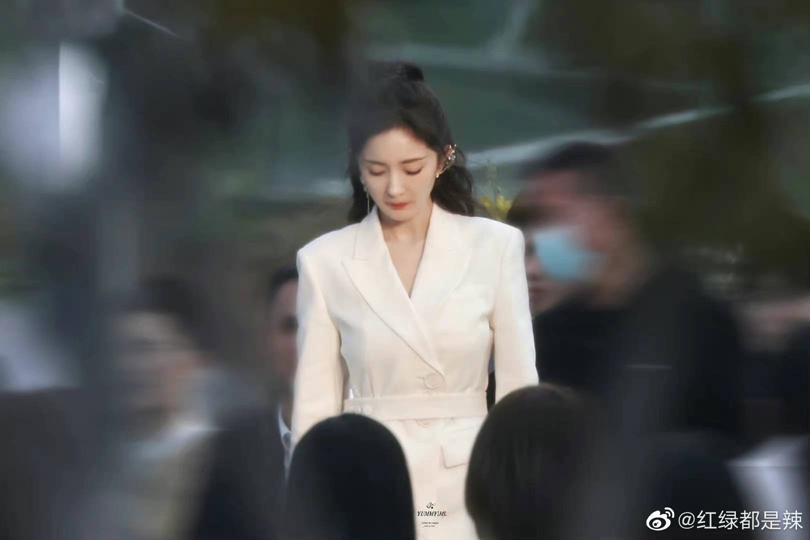 Hậu trường phân cảnh hiện đại Dương Mịch, Cung Tuấn quay bộ phim Hồ Yêu Tiểu Hồng Nương phần Nguyệt Hồng