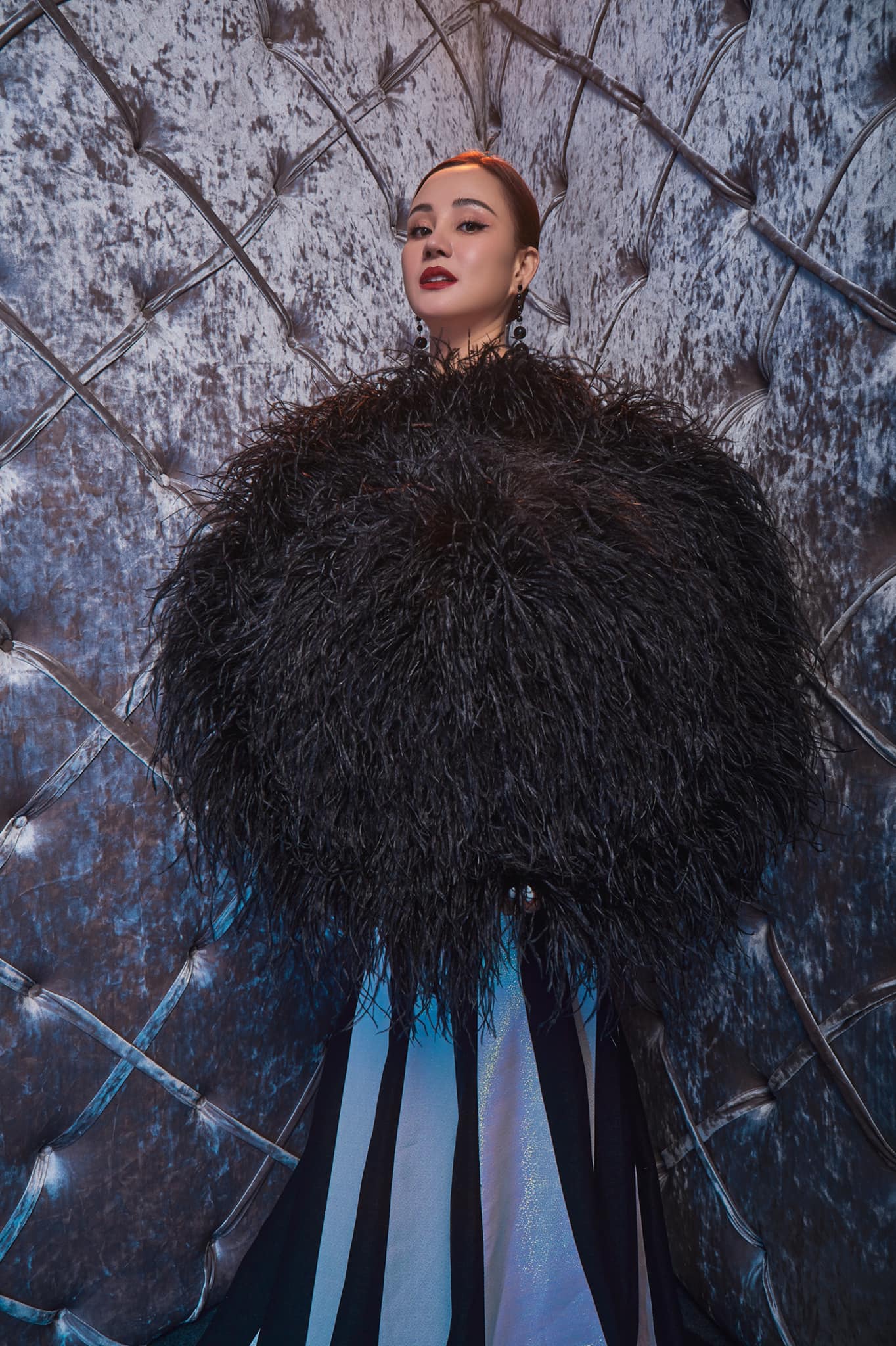 Diện trên mình thiết kế đuôi cá, Vy Oanh, hóa thành nữ hoàng vô cùng ma mị, quyền lực