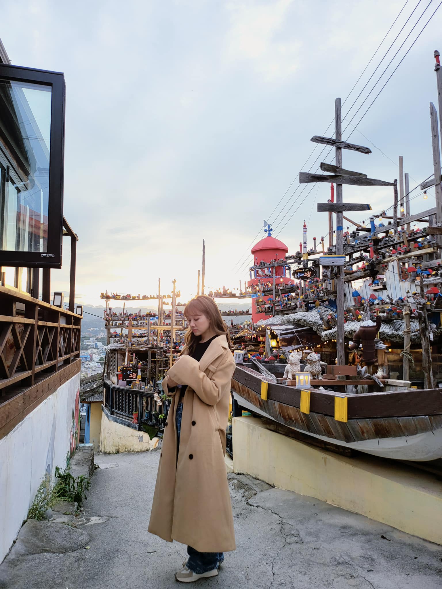 Hari Won thường xuyên bay đi bay về giữa Việt Nam và Hàn Quốc để làm việc và chữa bệnh