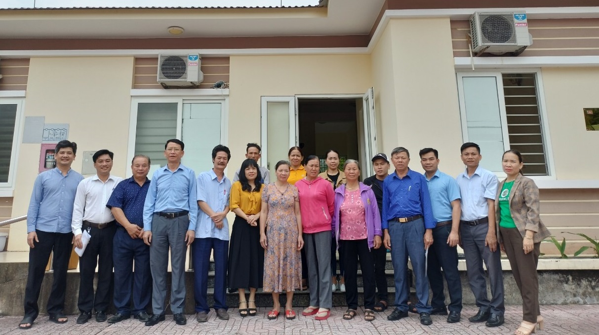 Trung tâm Công tác xã hội tỉnh Nghệ An bàn giao bà Lê Thị Thuỷ cho gia đình.