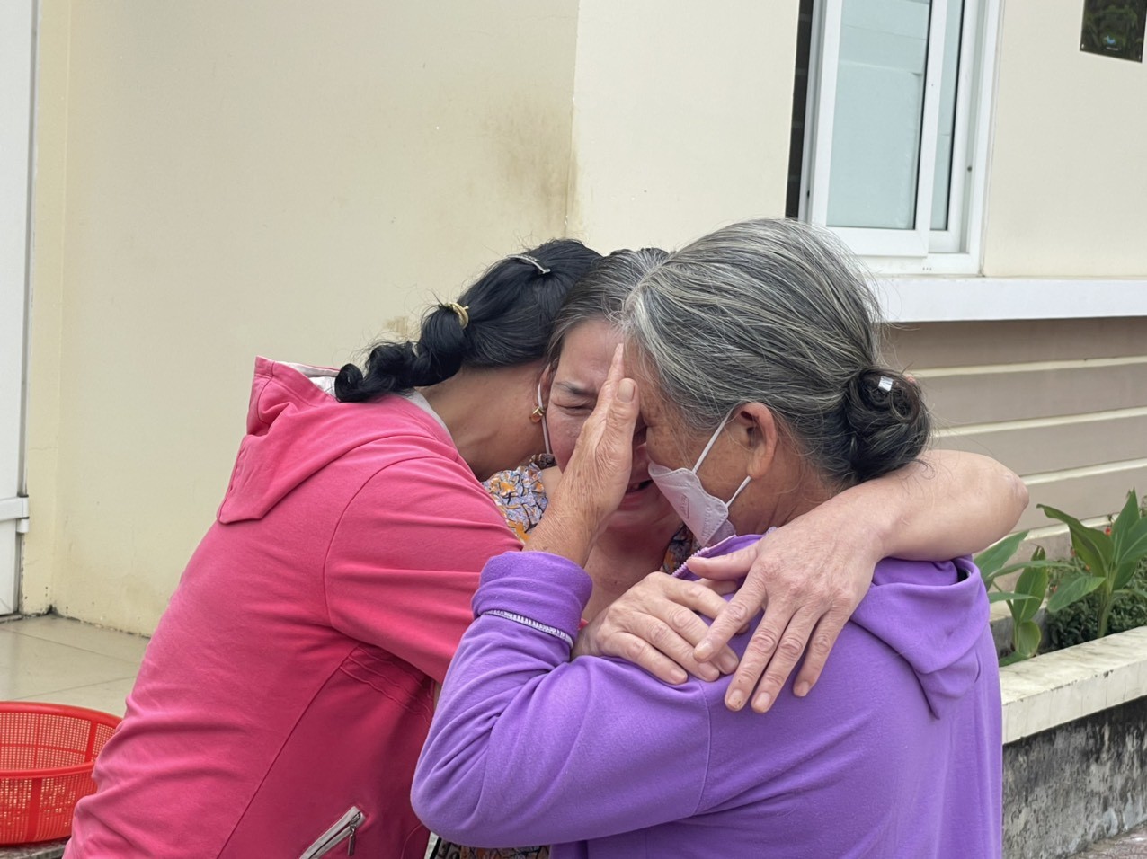 Chị em bà Lê Thị Thuỷ ôm nhau khóc nức nở sau gần 20 năm gặp lại.