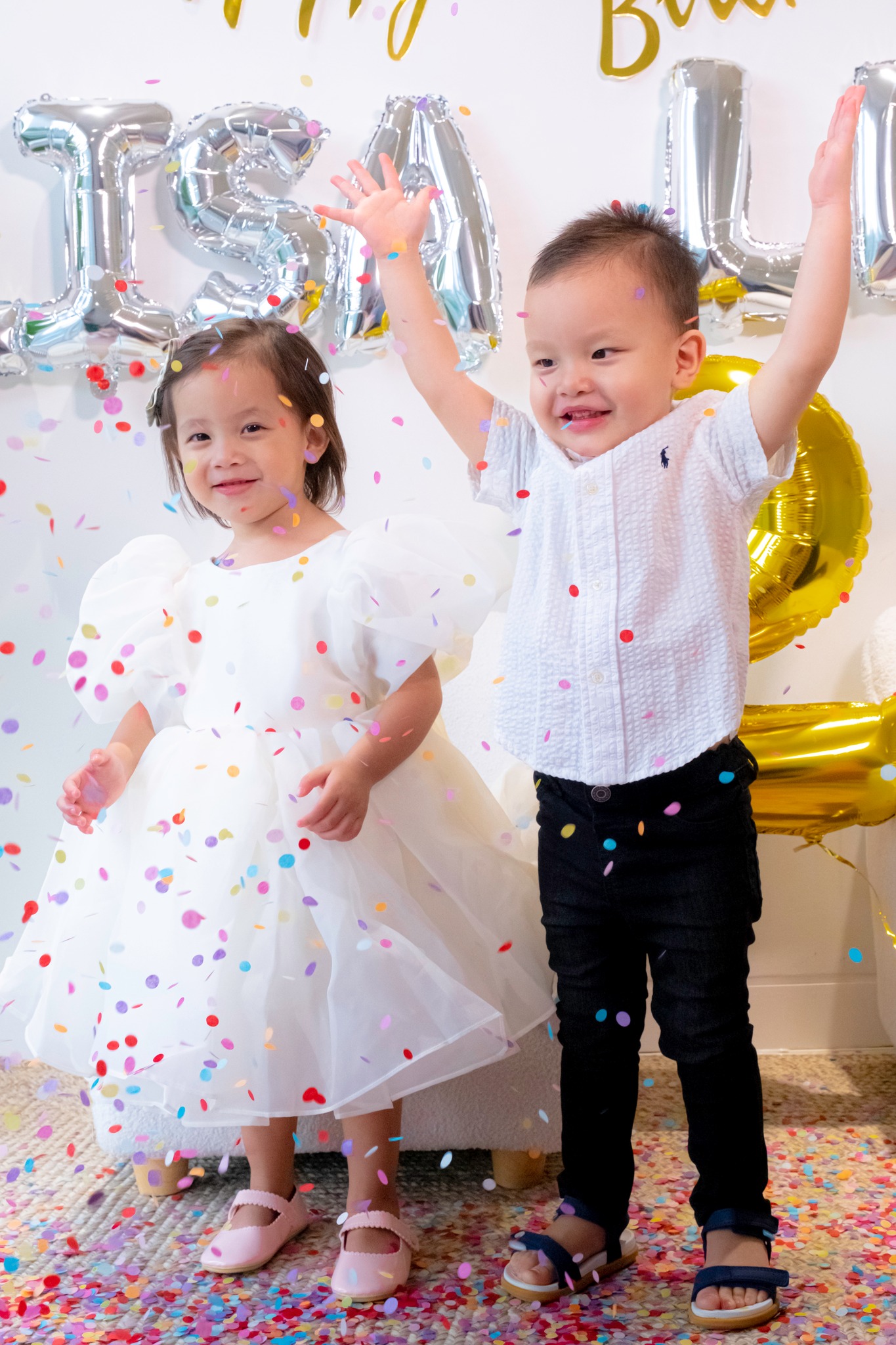 Video: Cặp song sinh nhà Hồ Ngọc Hà thổi nến mừng sinh nhật, Leon chật vật vẫn 'tấu hài'  - Ảnh 1