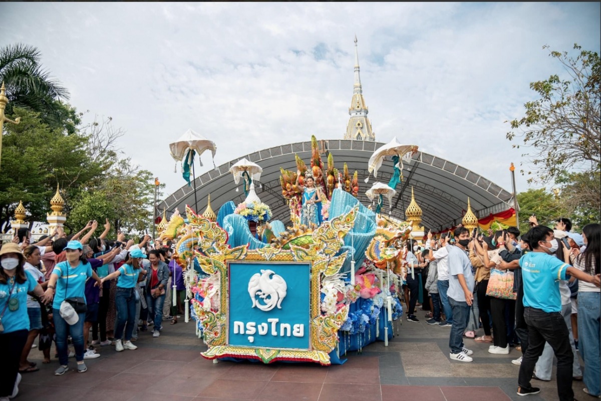 Á hậu 1 Miss Grand International 2022 Engfa Waraha được săn đón hậu về nước