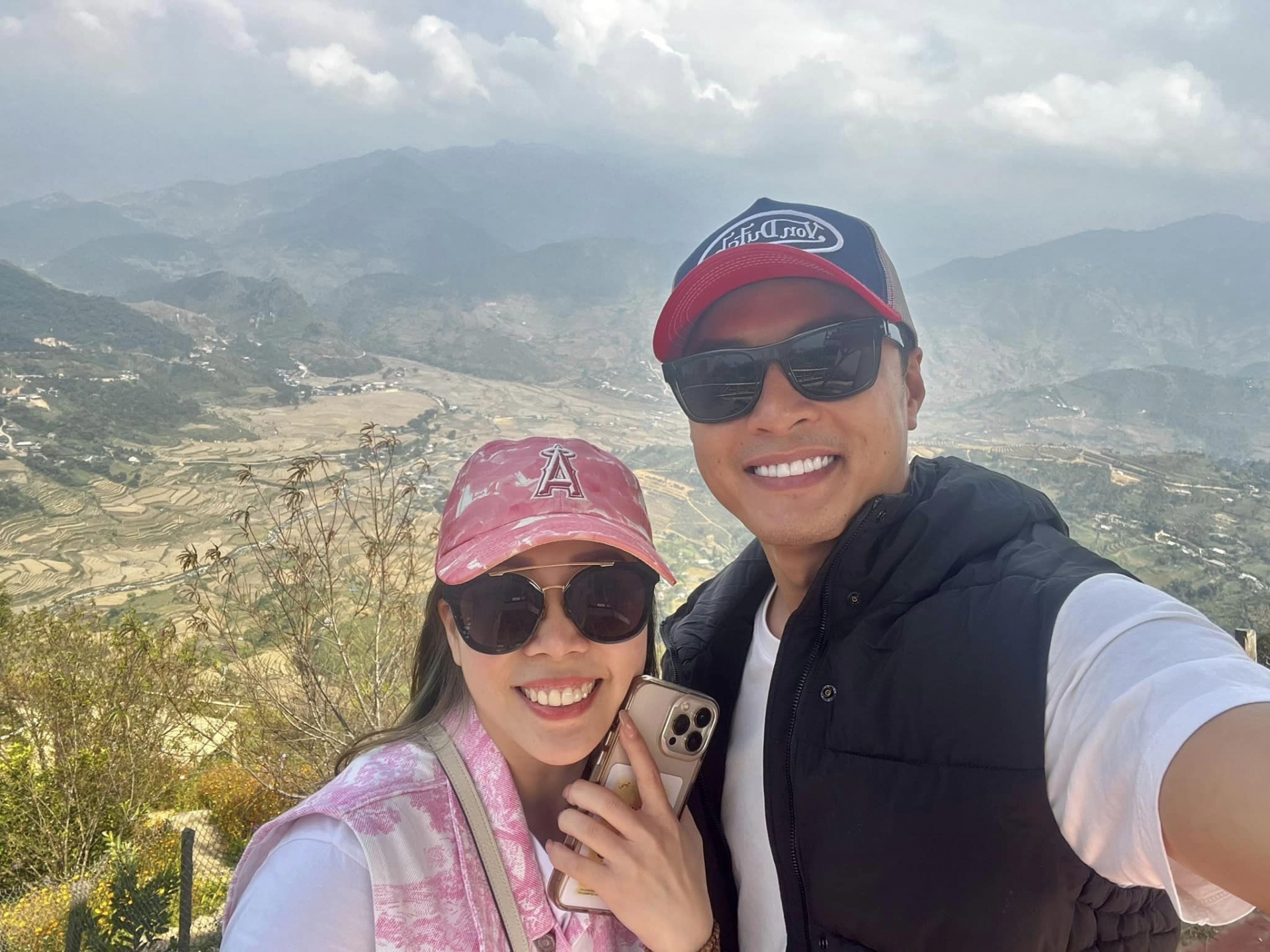 Hồng Đăng chia sẻ khoảnh khắc 'sống ảo' cùng bà xã trong chuyến du lịch Tà Xùa. Ảnh: FBNV