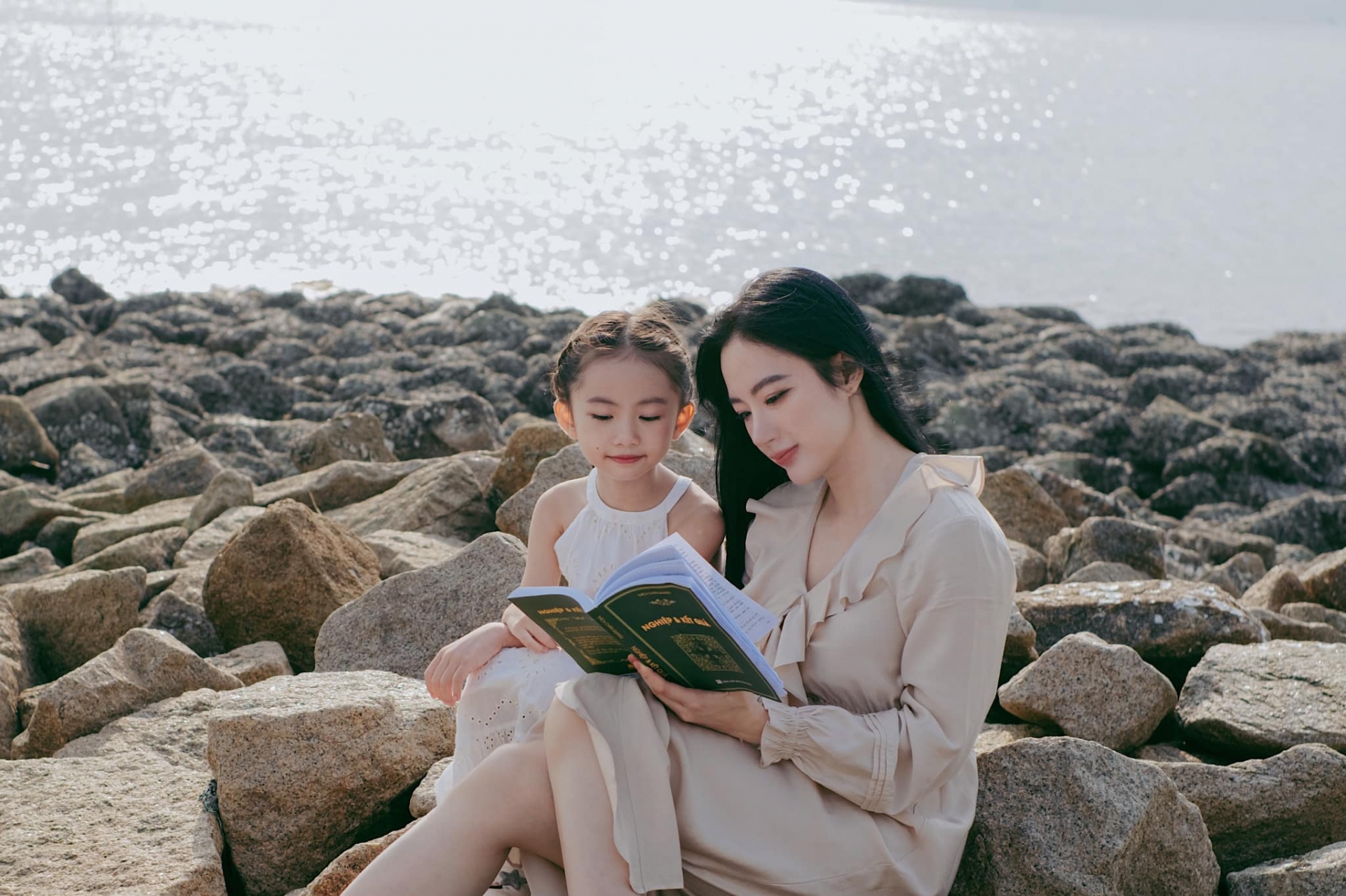 Angela Phương Trinh cùng con gái đi du lịch, khám phá nhiều vùng đất mới.