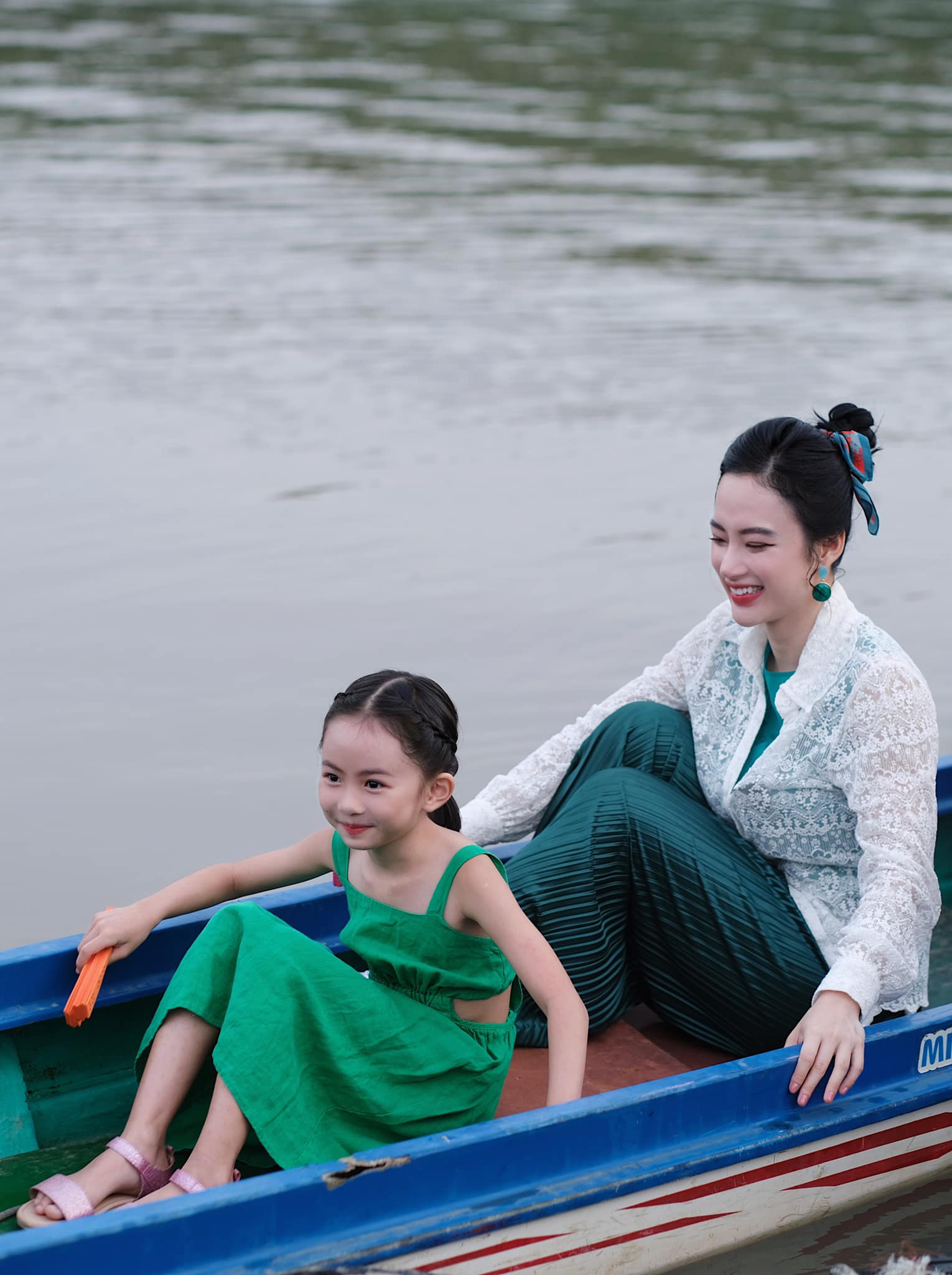 Angela Phương Trinh cùng con gái nuôi tham quan rừng ngập mặn