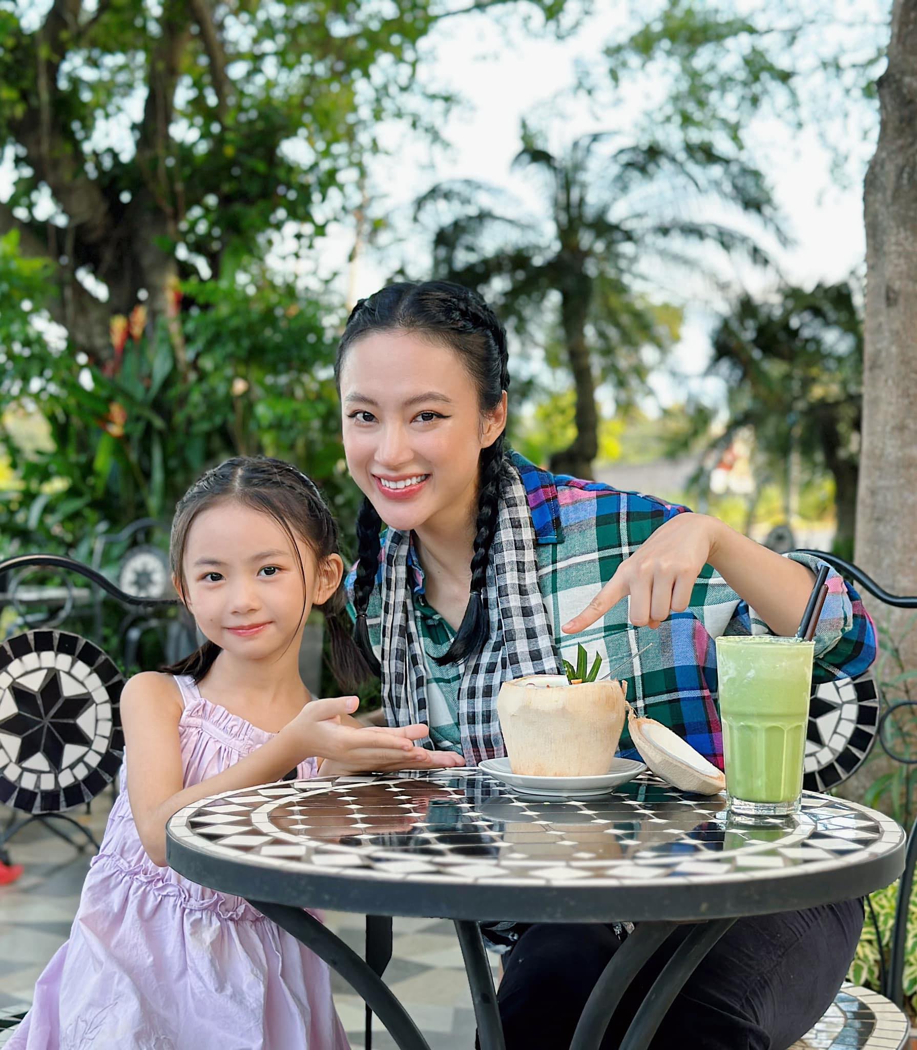 Con gái nuôi của Angela Phương Trinh đã được khen ngợi vì sở hữu nhan sắc xinh đẹp