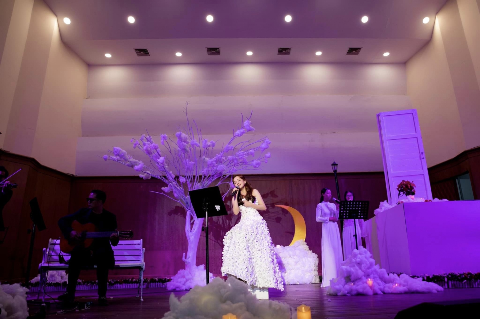 Dù ở ẩn nhiều năm trời, song ngọn lửa khát khao cống hiến cho nghệ thuật của Vy Oanh chưa bao giờ dập tắt Dù ở ẩn nhiều năm trời, song ngọn lửa khát khao cống hiến cho nghệ thuật của Vy Oanh chưa bao giờ dập tắt