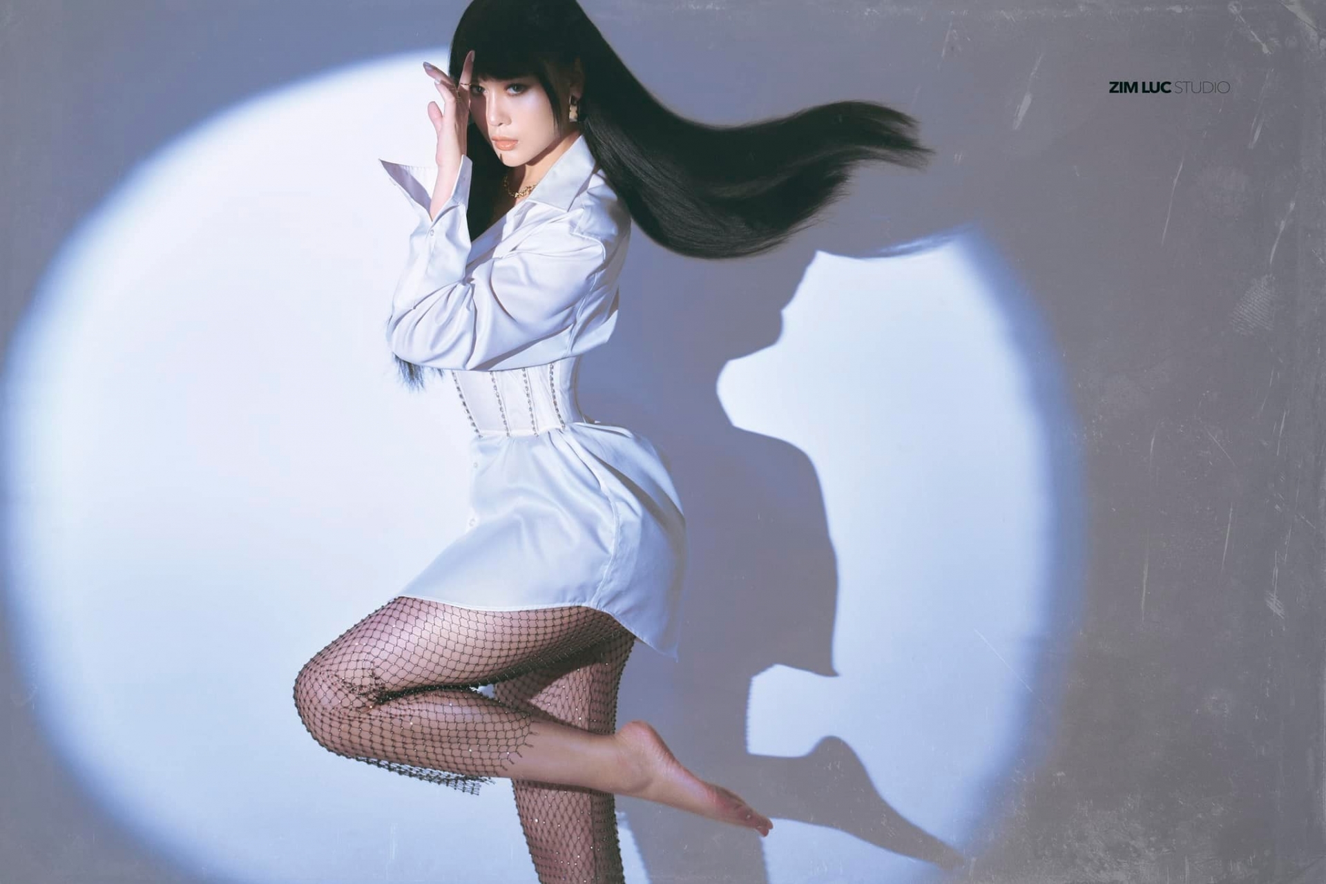 Phương Oanh được khen ngợi ngày càng xinh đẹp. Thần thái sắc lạnh giúp cô 'cân' mọi tạo hình.