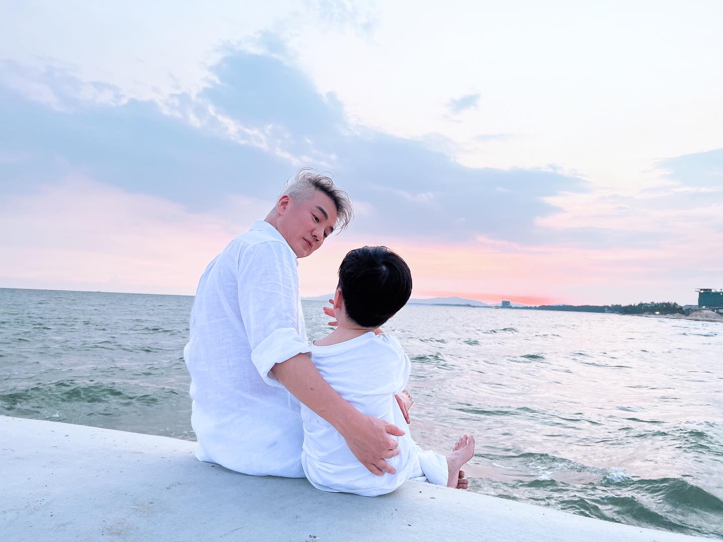 Video: Con trai Đàm Vĩnh Hưng mới tí tuổi đã biết phụ ba làm việc, thái độ thế nào mà gây sốt? - Ảnh 4