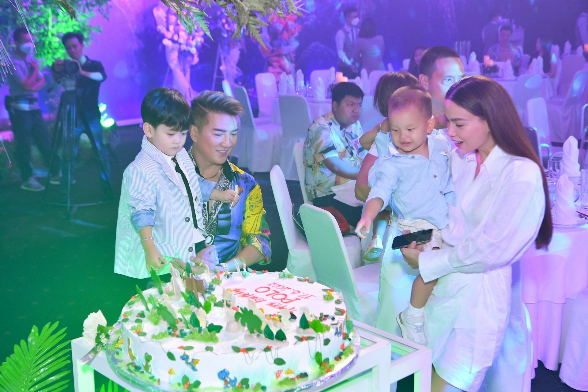 Video: Con trai Đàm Vĩnh Hưng mới tí tuổi đã biết phụ ba làm việc, thái độ thế nào mà gây sốt? - Ảnh 3