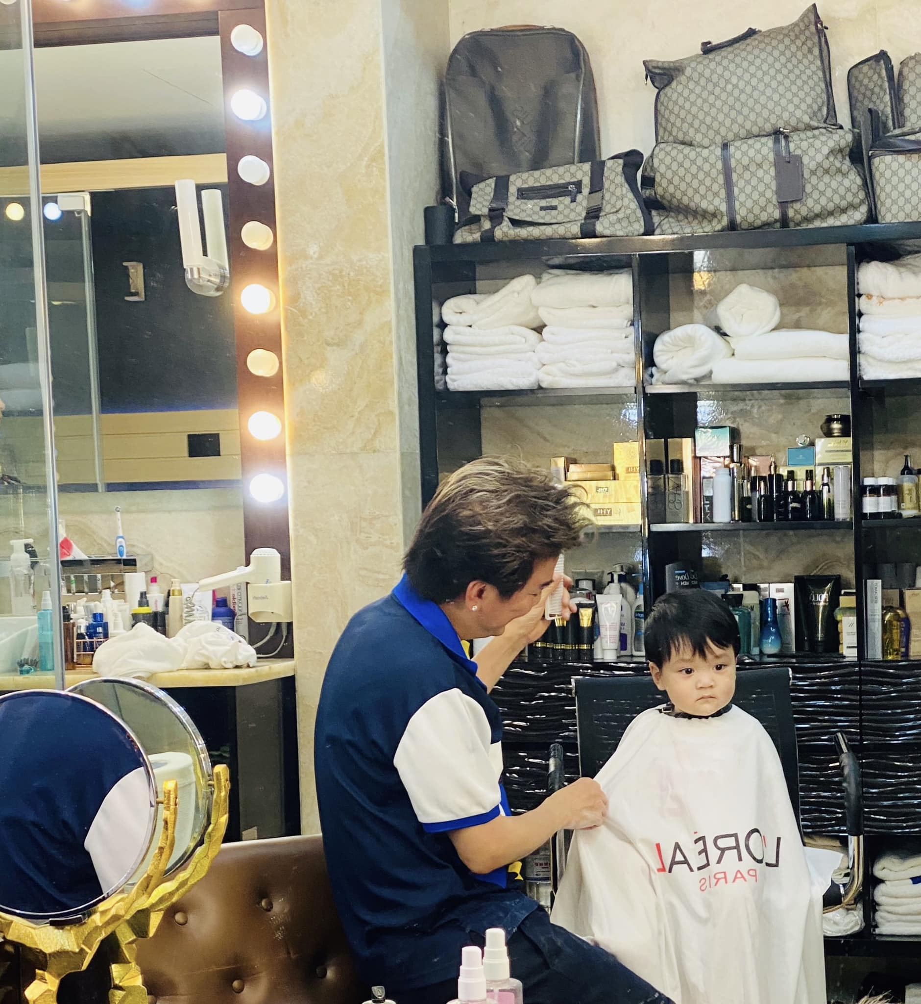 Video: Con trai Đàm Vĩnh Hưng mới tí tuổi đã biết phụ ba làm việc, thái độ thế nào mà gây sốt? - Ảnh 1