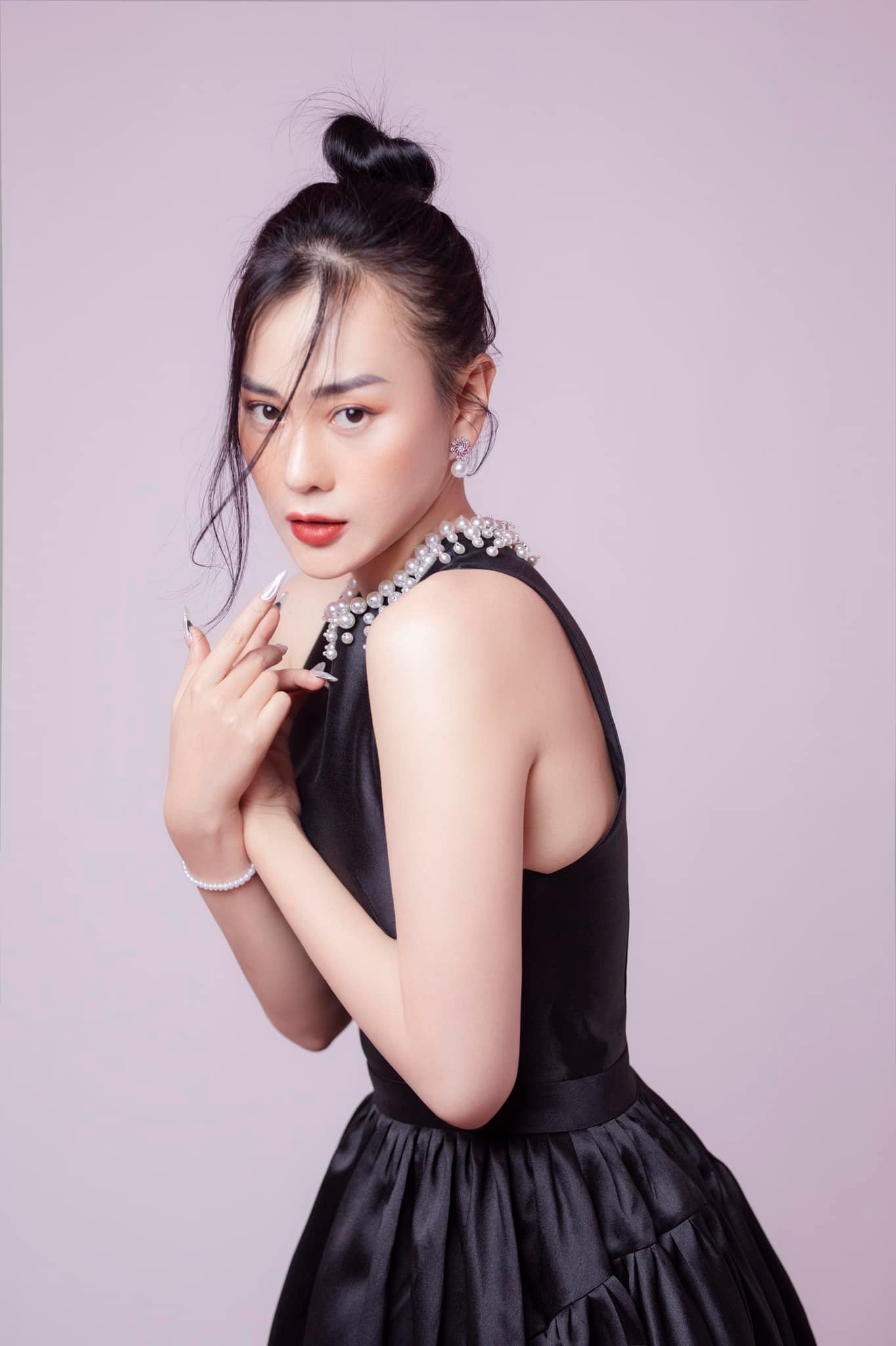 Video: Phương Oanh 'F5 diện mạo' xinh tựa nàng thơ, có màn tấu hài khiến fan cười nghiêng ngả - Ảnh 1