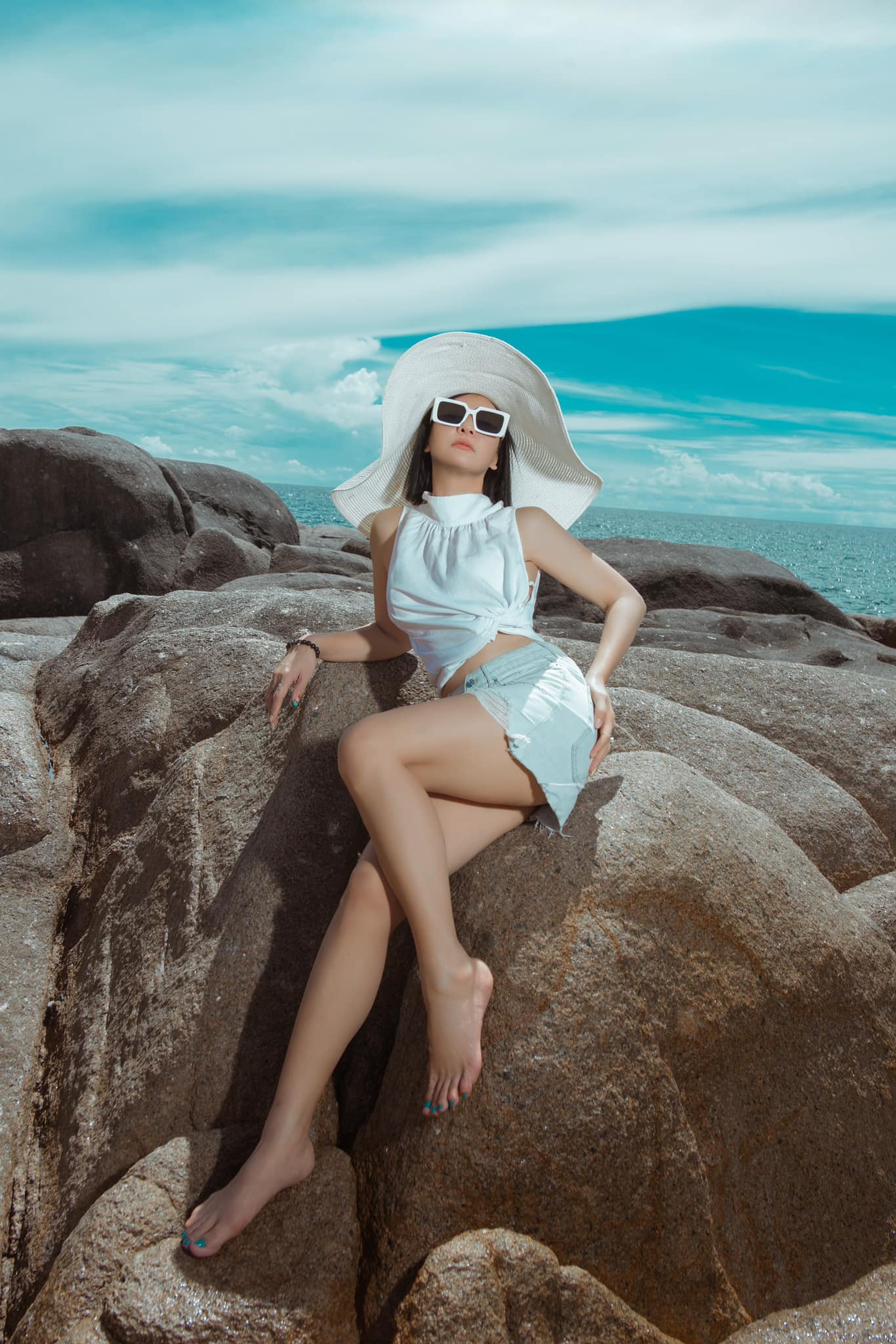 Cát Phượng thường xuyên vi vu đó đây cùng bạn bè, tận hưởng cuộc sống an nhàn, hạnh phúc