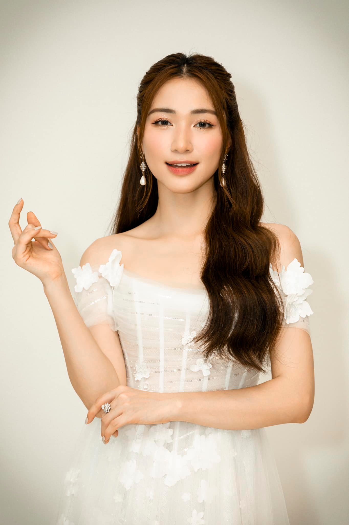 Sau chia tay thiếu gia Minh Hải, Hòa Minzy khiến công chúng bất ngờ khi 'lấn sân' sang lĩnh vực kinh doanh