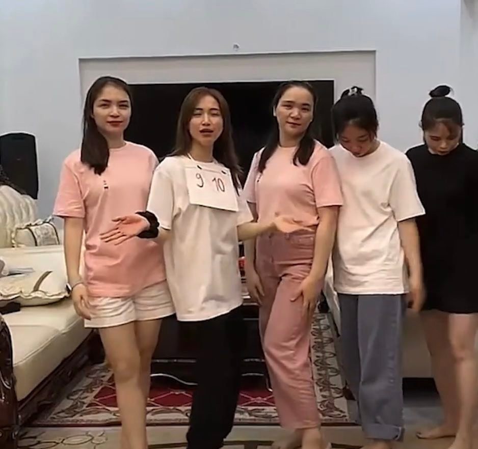 Hòa Minzy biến cả gia đình thành người mẫu