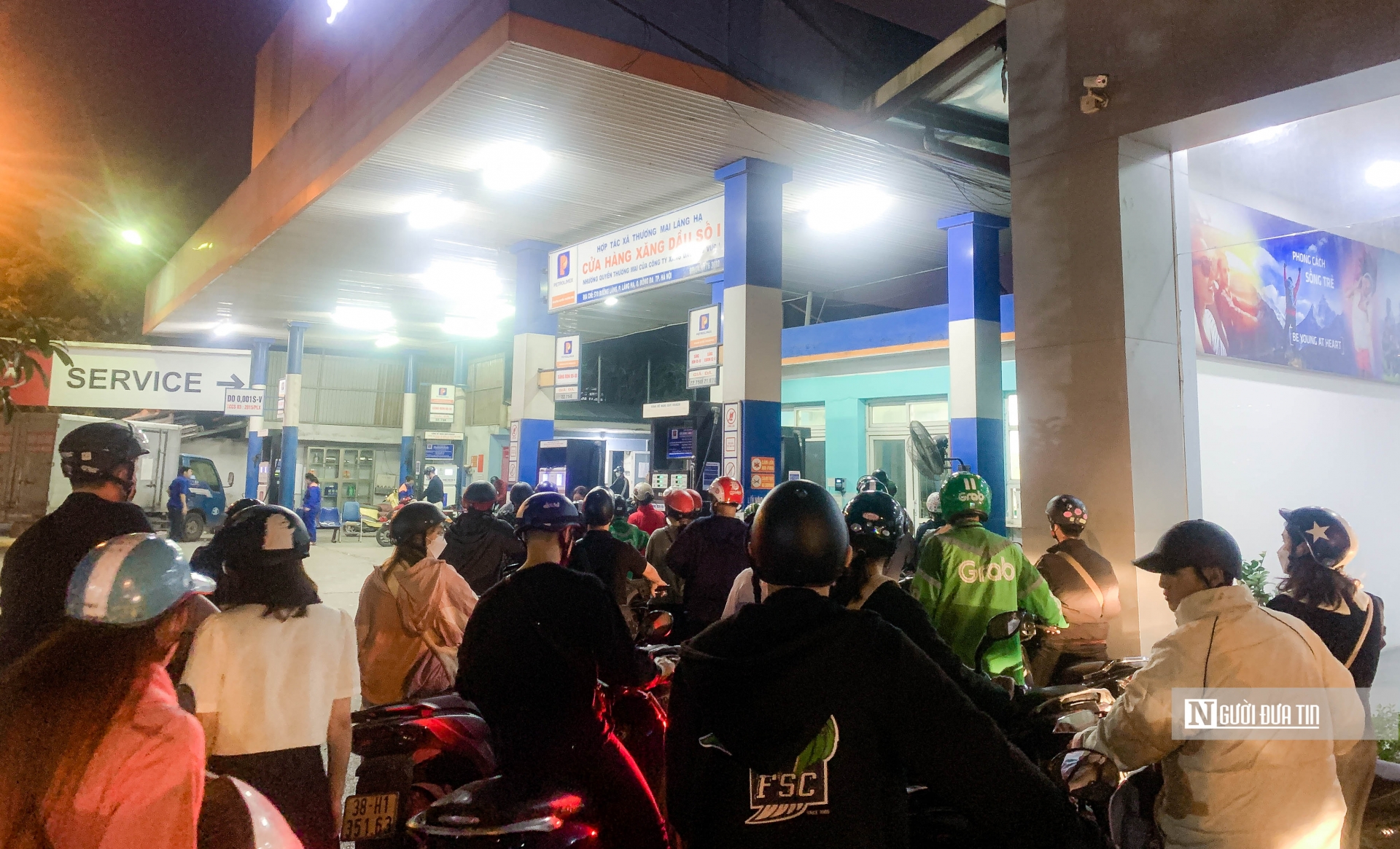 Mặc dù các cửa hàng xăng dầu bán lẻ xăng dầu của Petrolimex tại Hà Nội hoạt động hết công suất, mở bán 24/24 nhưng tình trạng ùn tắc tại những điểm này vẫn chưa hề giảm ngay cả lúc nửa đêm. Trong ảnh là hàng dài người dân nối đuôi nhau chờ đổ xăng tại cây xăng trên đường Láng được chụp lúc 21h30.