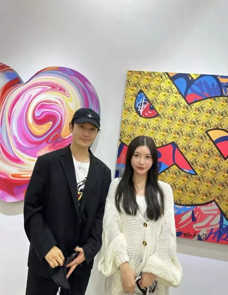 Theo nguồn tin từ Sina, mới đây, một cư dân mạng đã bắt gặp Huỳnh Hiểu Minh và Diệp Kha cùng đi xem triển lãm ở Thượng Hải (Trung Quốc). Người này cũng lần lượt đăng ảnh chụp với tài tử họ Huỳnh và Diệp Kha lên trang cá nhân. Trước đó vào cuối tháng 5/2022, cả hai vướng tin đồn hẹn hò. Nguồn cơn xuất phát từ việc  Huỳnh Hiểu Minh và Diệp Kha nhiều lần đăng tải những bức ảnh giống nhau hay check-in cùng một địa điểm. 