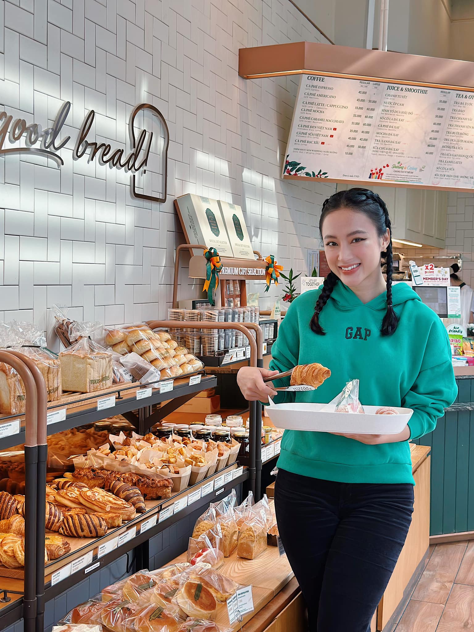 Angela Phương Trinh lộ diện cực khác lạ sau bao năm ở ẩn tu tập, thông báo tin vui bất ngờ - Ảnh 2 Angela Phương Trinh lộ diện cực khác lạ sau bao năm ở ẩn tu tập, thông báo tin vui bất ngờ - Ảnh 2
