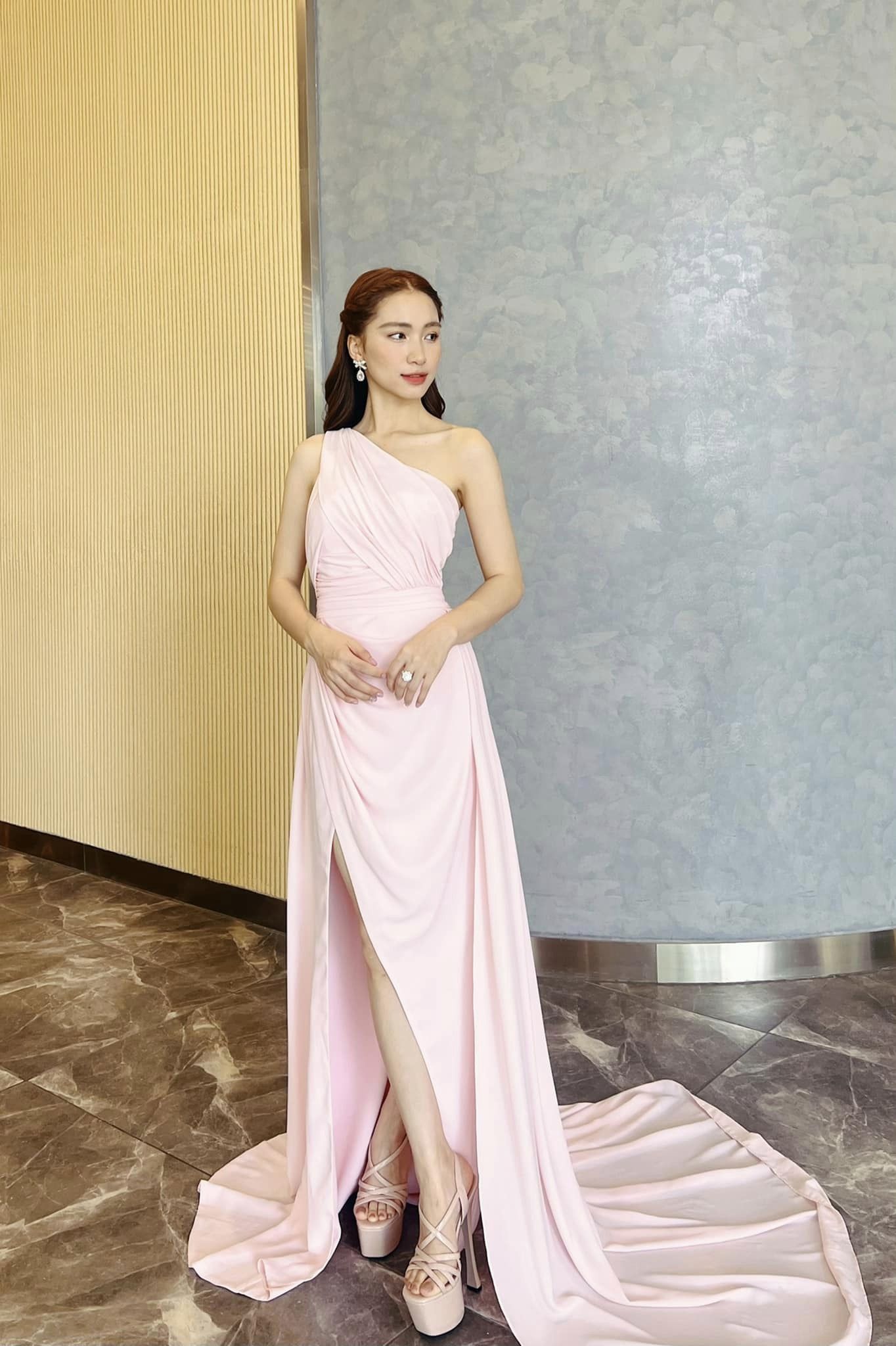 Không ít người bày tỏ sự đồng cảm trước hy sinh vô cùng lớn lao của Hòa Minzy