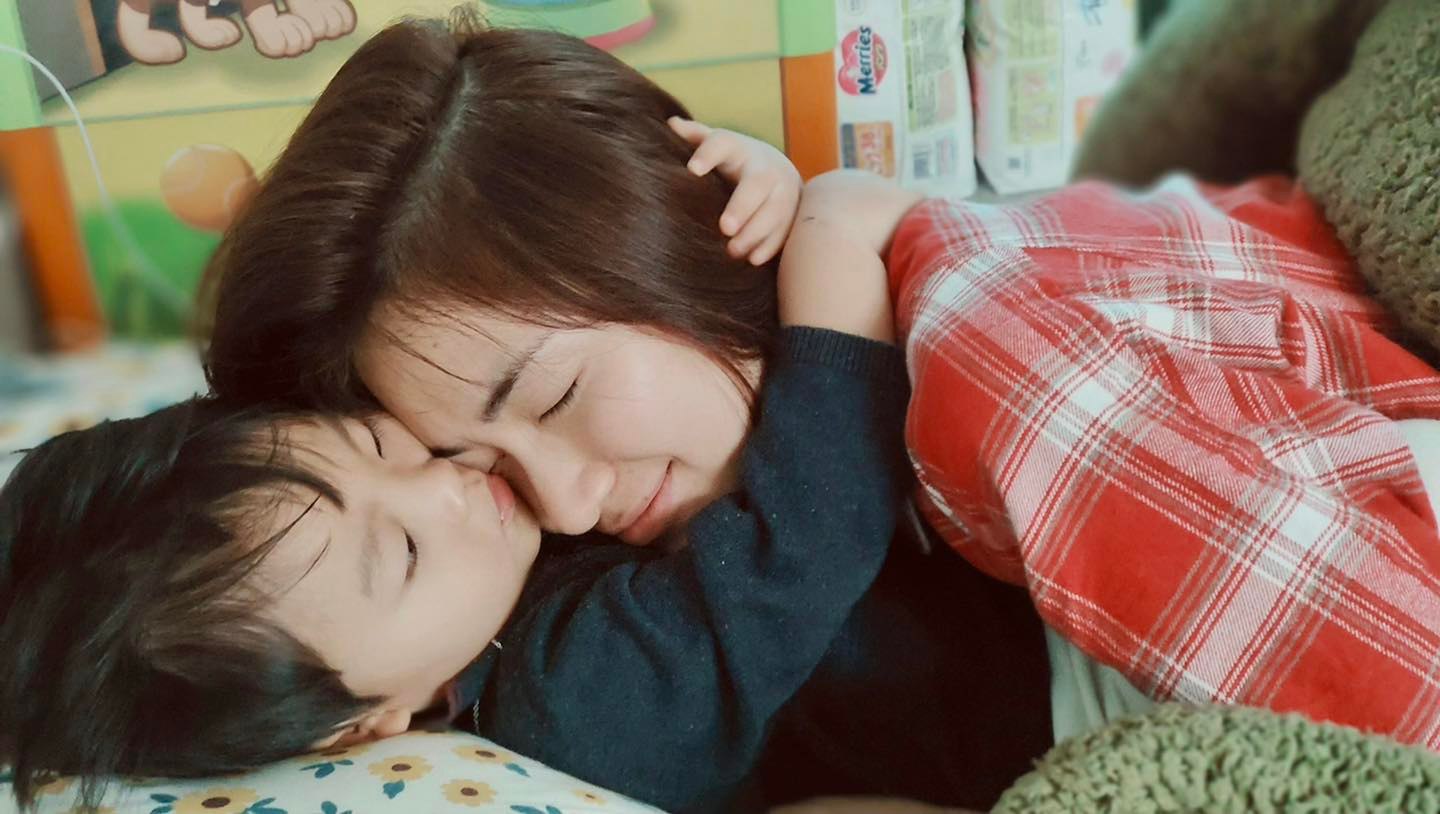 Hòa Minzy đang làm mẹ đơn thân ở độ tuổi 27