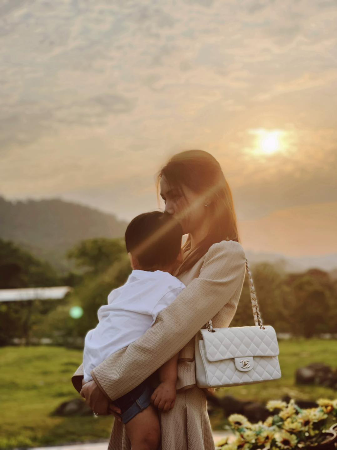 Hòa Minzy đang đánh đổi thanh xuân của mình để mang đến cuộc sống đủ đầy cho con và gia đình