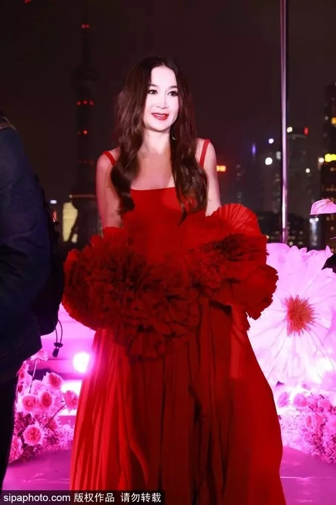 Mới đây, Ôn Bích Hà xuất hiện trong một sự kiện của thương hiệu mỹ phẩm với tạo hình gợi cảm và lộng lẫy. Tuy nhiên, trong một số góc chụp lén đã để lộ nhan sắc thật có dấu vết lão hóa của Ôn Bích Hà khiến nhiều người bất ngờ. Dù đã có lớp trang điểm dày nhưng vẫn không thể che dấu được làn da thật đang lão hóa rõ rệt. Đặc biệt, nữ diễn viên còn có vẻ tăng cân khi để lộ nọng cằm.