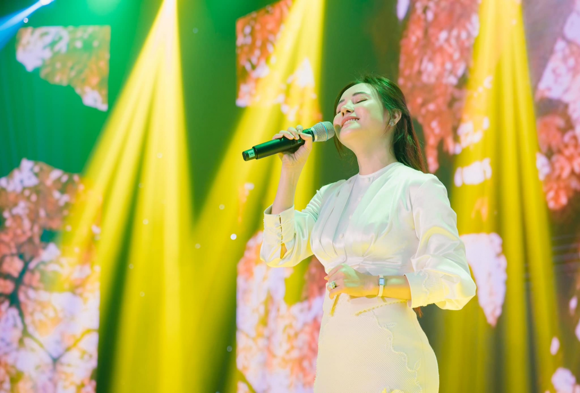 Khi được cống hiến cho nghệ thuật, Vy Oanh mới cảm thấy hạnh phúc