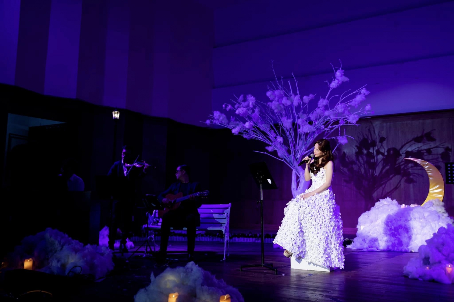 Tái xuất giữa thời điểm này khiến Vy Oanh trở nên tất bật