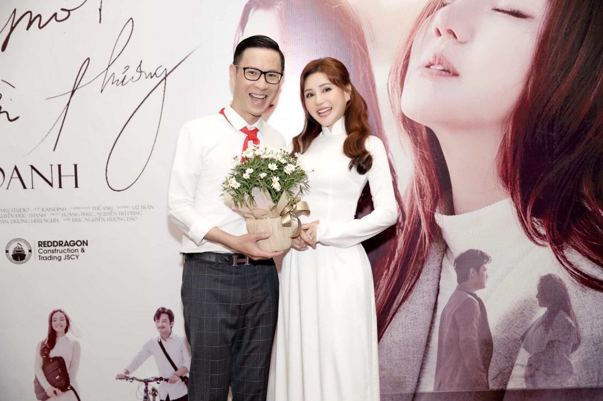 Vy Oanh không giấu được xúc động khi được đồng nghiệp, khán giả ủng hộ