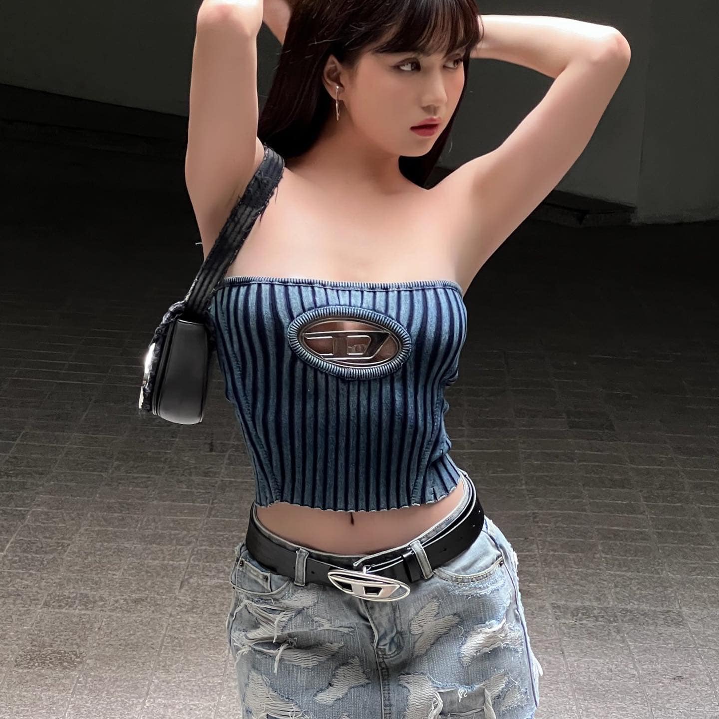 Ngọc Trinh chuộng mốt đồ cắt xẻ, sở hữu 'điểm cộng' này nên diện trang phục nào cũng đẹp - Ảnh 3 Ngọc Trinh chuộng mốt đồ cắt xẻ, sở hữu 'điểm cộng' này nên diện trang phục nào cũng đẹp - Ảnh 3