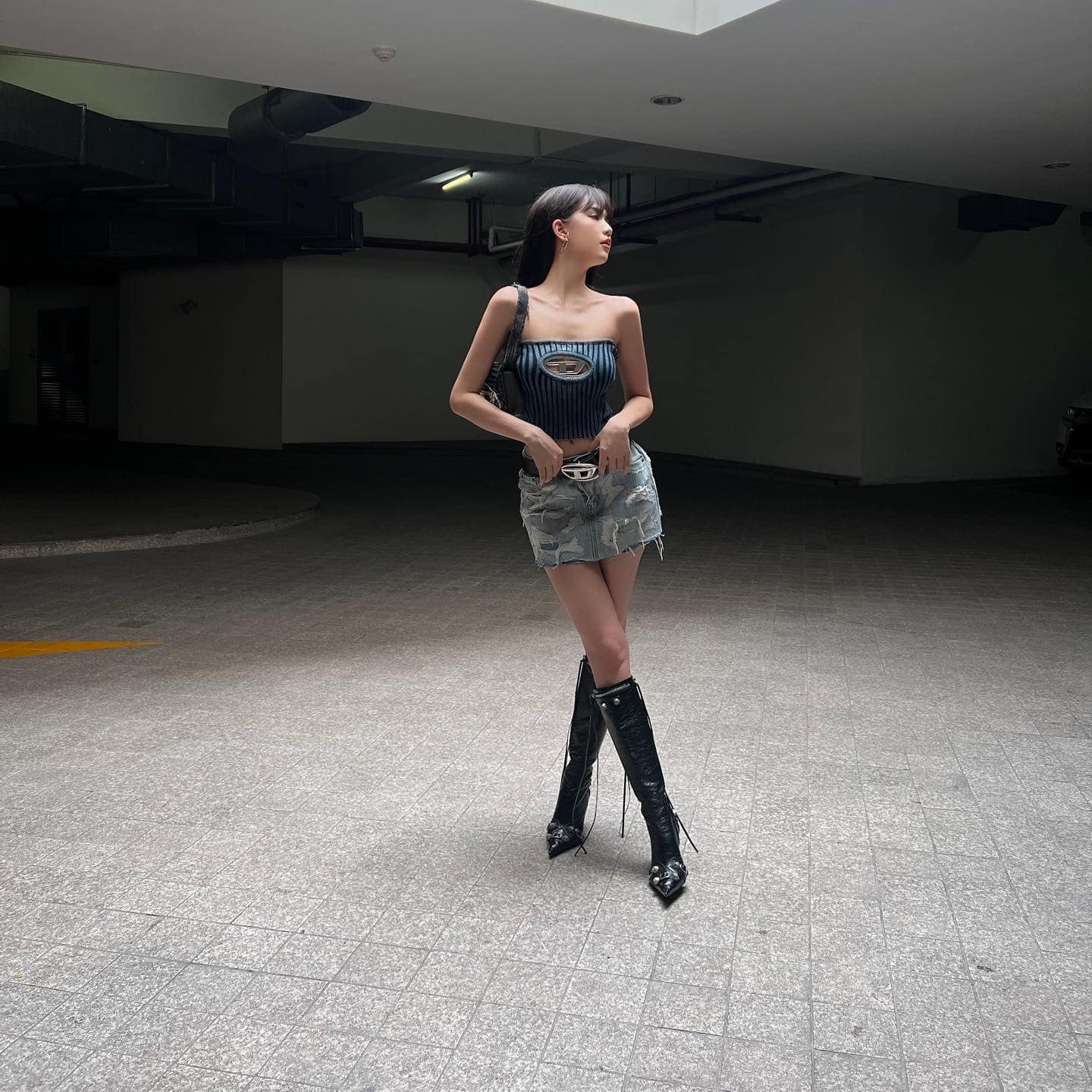 Ngọc Trinh chuộng mốt đồ cắt xẻ, sở hữu 'điểm cộng' này nên diện trang phục nào cũng đẹp - Ảnh 2 Ngọc Trinh chuộng mốt đồ cắt xẻ, sở hữu 'điểm cộng' này nên diện trang phục nào cũng đẹp - Ảnh 2