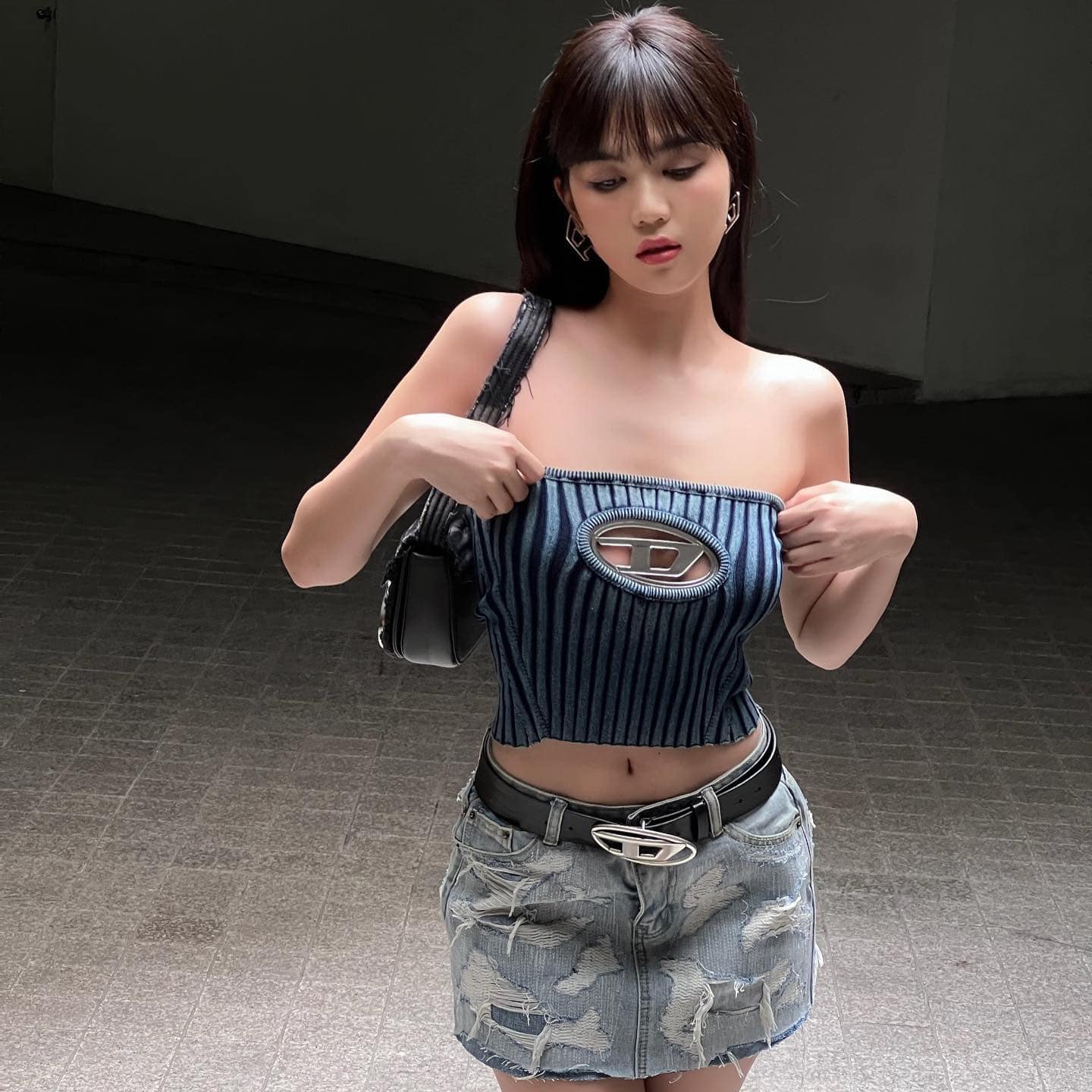 Ngọc Trinh chuộng mốt đồ cắt xẻ, sở hữu 'điểm cộng' này nên diện trang phục nào cũng đẹp - Ảnh 1 Ngọc Trinh chuộng mốt đồ cắt xẻ, sở hữu 'điểm cộng' này nên diện trang phục nào cũng đẹp - Ảnh 1