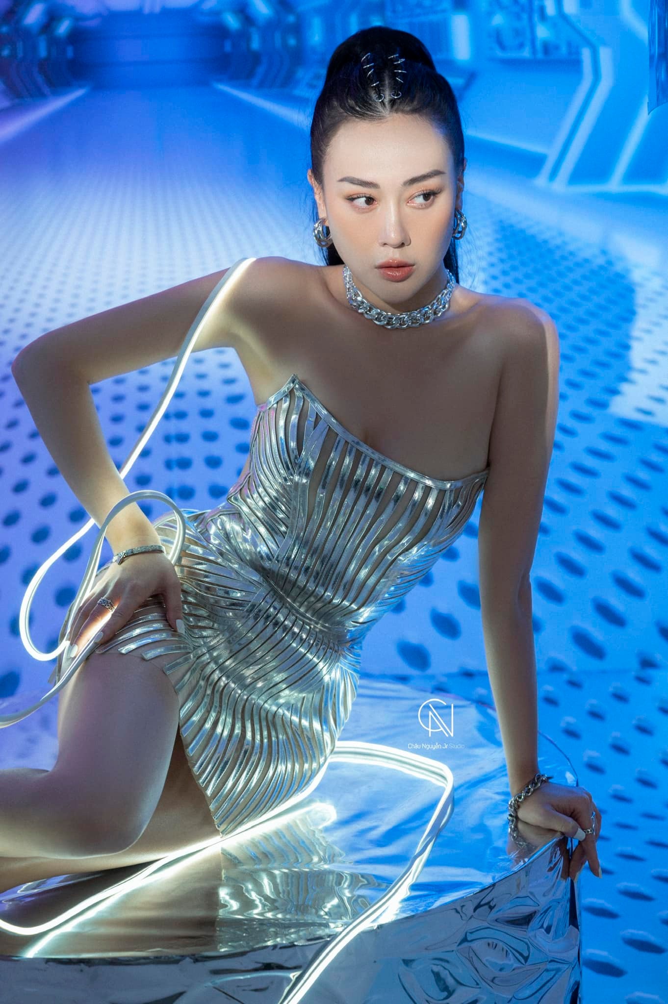 Sau khi công khai hẹn hò với Shark Bình, Phương Oanh trở thành tâm điểm của dư luận