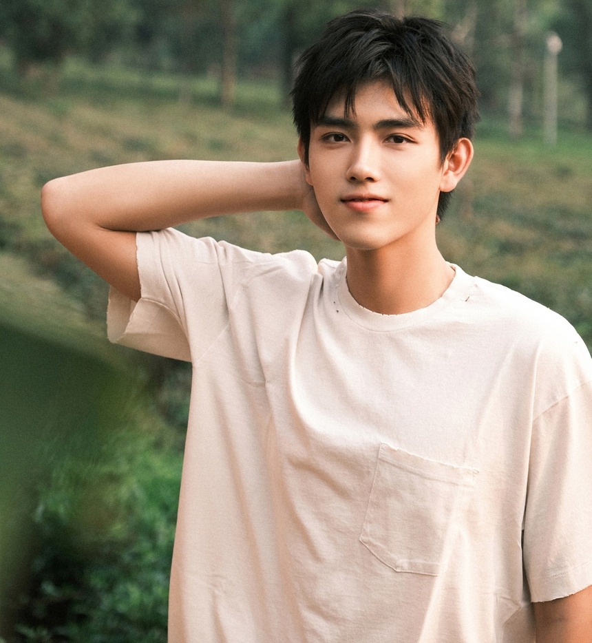 Chiếu Sáng Anh, Sưởi Ấm Em đang là bộ phim thu hút nhiều sự chú ý của khán giả. Mới đây, cư dân mạng vừa lan truyền một câu chuyện vô cùng thú vị có liên quan trực tiếp đến nam chính Trần Phi Vũ. Cụ thể, khi Trần Phi Vũ 4 tuổi, bố của anh đã hỏi 4 + 4 bằng mấy. Cậu nhóc khi đó biết 4 + 4 = 8 nhưng lại không biết viết số 8 như thế nào. Cuối cùng, cậu đã viết 2 số 0 chồng lên nhau để chống chế. Kết quả bị bố đánh đòn vì thói khôn vặt và học dở. CDM cảm thán: Trong phim là thủ khoa nhưng Trần Phi Vũ lại từng bị bố đánh vì học dốt