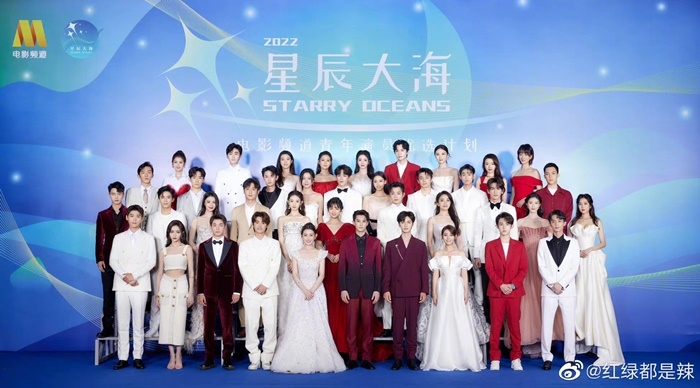 Giải Kim Kê đã kết thúc nhưng những hình ảnh từ sự kiện này vẫn không ngừng gây chú ý. Được quan tâm nhất là tấm hình chụp chung của dàn sao trẻ tại buổi lễ. Dễ dàng nhận thấy, những minh tinh đình đám của màn ảnh Hoa ngữ như: Vương Hạc Đệ, Trương Lăng Hách, Tưởng Y Y, Thẩm Nguyệt... đều góp mặt.